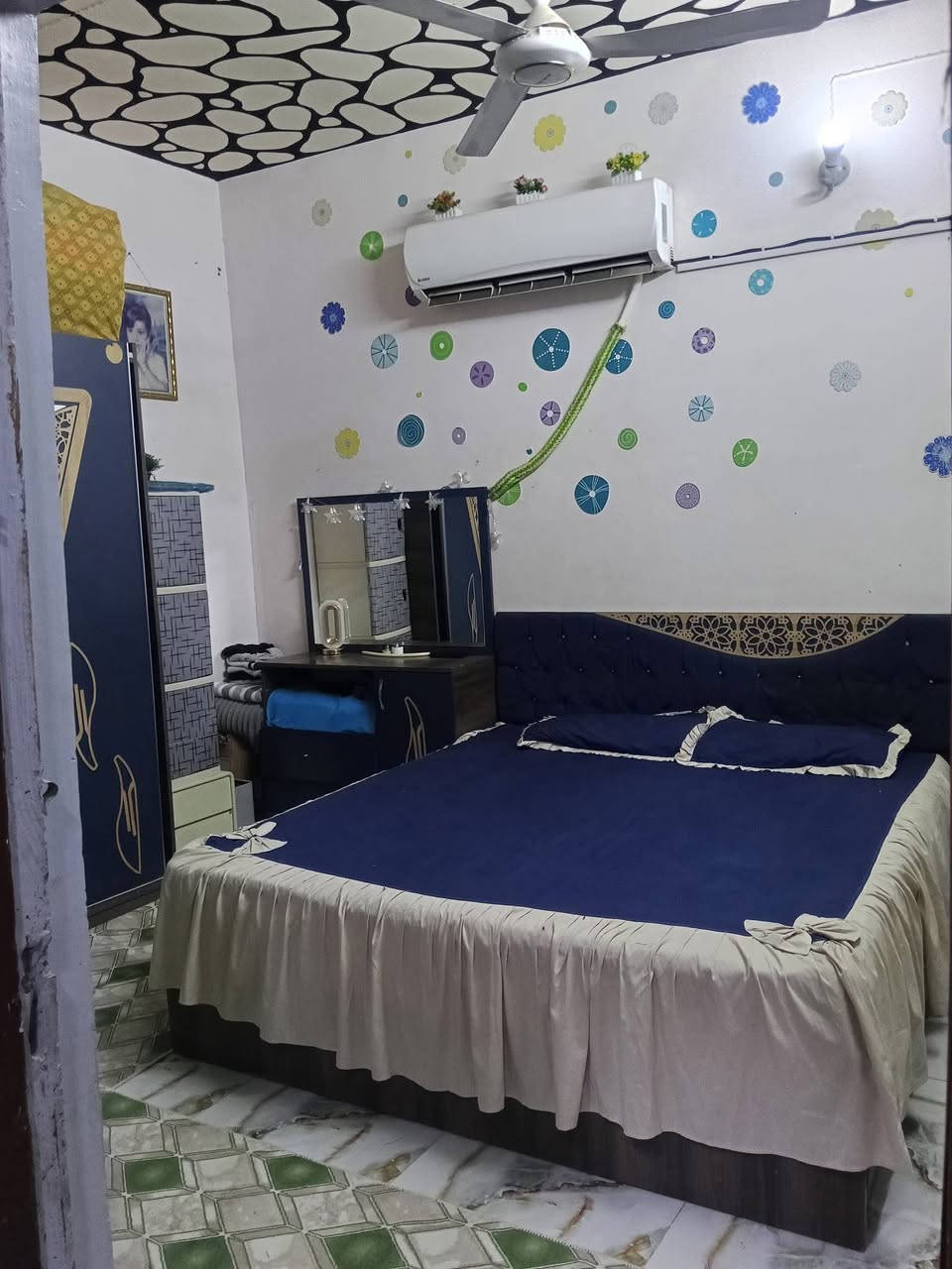 بيت للبيع في شارع الزهور 
حي الوحده تقاطع شارع الزهور 
بيت طابو مساحه 90 متر وجهيه 
يحتوي ع غرفتين وصاله ومطبخ 
مجمع صحيات بيت بناء كونكريت مسلح 
سعر 65 
***********
