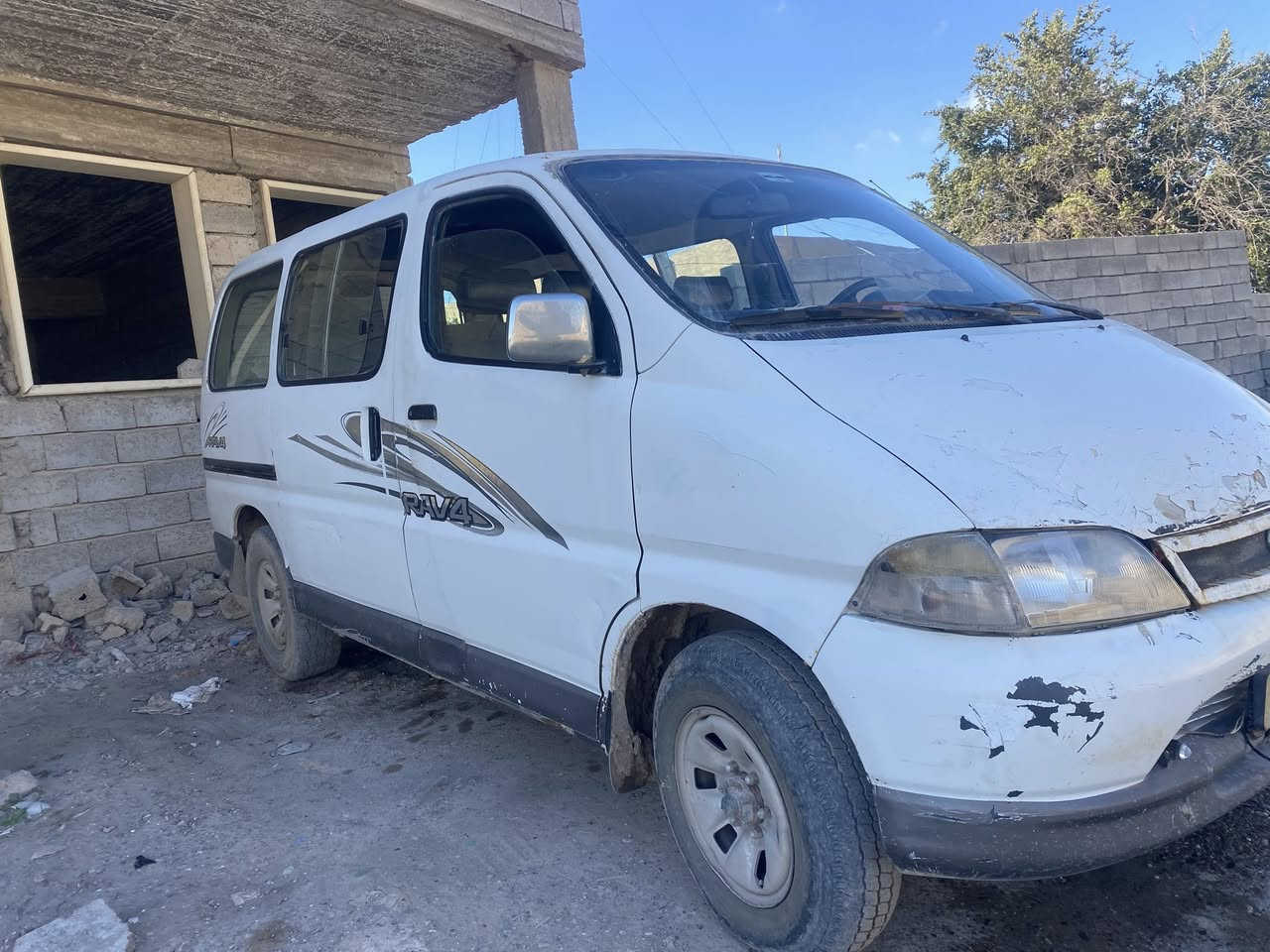 السلام عليكم.                                                         تيوتا هايس للبيع كير محرك خير من الله 
رقم بغداد فحص راعيها موجود مكفوله دوله وعشاير 
صدر نص عمر تايرات نص عمر داخلها نضيف والخارج مثل ما موضح بالصورة وكاعد 
السعر 28 وبيها مجال للطيبين 
للاستفسار ***********
