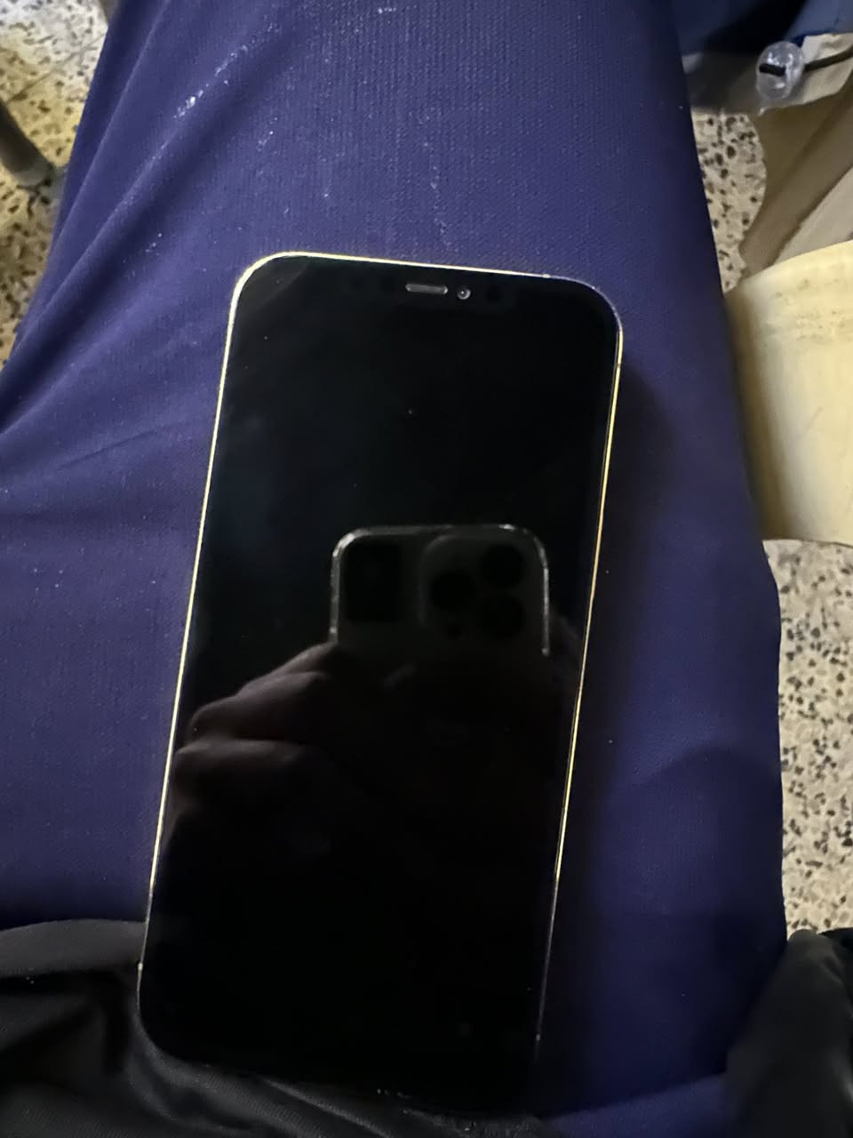 ايفون 12 برو ماكس ذهبي 
مبدل شاشه وبطاريه اصليات تفصيخ
فيس ايدي شغال
ذاكره 256
الكامرات شويه بيهن وسخ الخلفيات
350 وبيه مجال
***********
