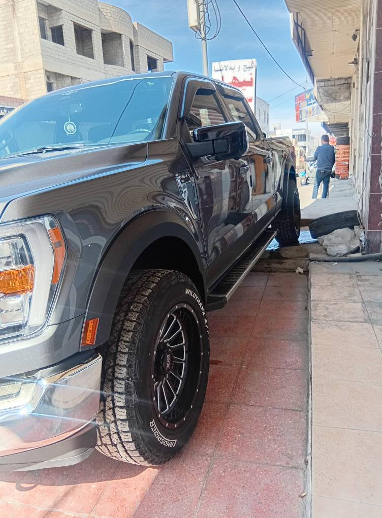 Ford f 150 5000 V 8
موديل 2024
‎مكينه 5000 ثمانيه سلندر ممفتوح بيها برغي 
‎مكينه كير مكفول شرط الفحص 
‎صدر امامي خلفي جديد 
‎باب طويل بدي قصير المرغوب 
 دواخل. بجم كبس 3قطع تبديل شركه ممفتوح بي برغي بدون دواخل شرط ١٠٠%

‎المواصفات XLT
‎بجم رابتر لايتات ودعاميه رابتر 
‎دوسات جانبيه رابتر 
‎طواكه جاملغ رابتر
‎ويل كب ميثود اصلي وتخم تاير جديد
‎ترفيع 2انج وبعد بيها شغلات 
‎مواصفات داخليه 
‎شاشه محدثه كلها بل عربي معلومات السياره وخرائط وكار بلي العراق 
‎فول تحكم ستيرن 
‎رادار امامي مانع تصادم 
‎كامره خلفيه
‎رادار منحدرات 
‎شاشه اعطال 
‎وبعد بيها مواصفات 
‎السعر ماكو هيج سعر بل نسبه لموديلها ونظافتها وبلخير على اليشتريها السعر 325$ورقه وبيها شي بسيط 
***********
***********
مكان السيارة زاخو دهوك, العراق
