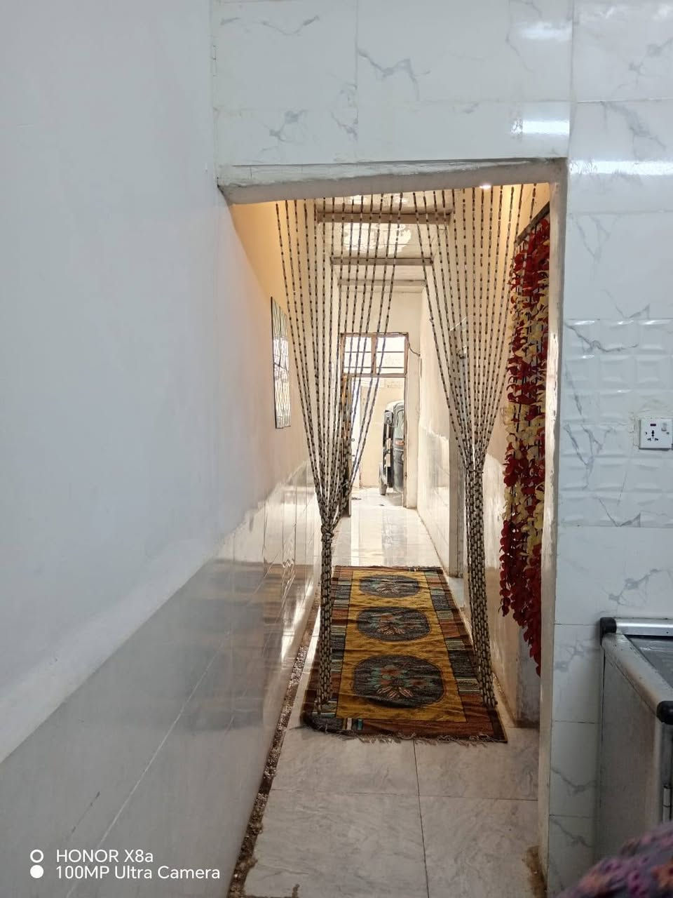 اسلام عليكم بيت للبيع مساحة ١٠٠ بمجمع فدك بجهة الرئاسة قريب شارع العام مشمول بقرار تمليك محتوياته غرفتين نوم صاله استقبال صحيات السعر ٣٩ وبي مجال قليل ***********
