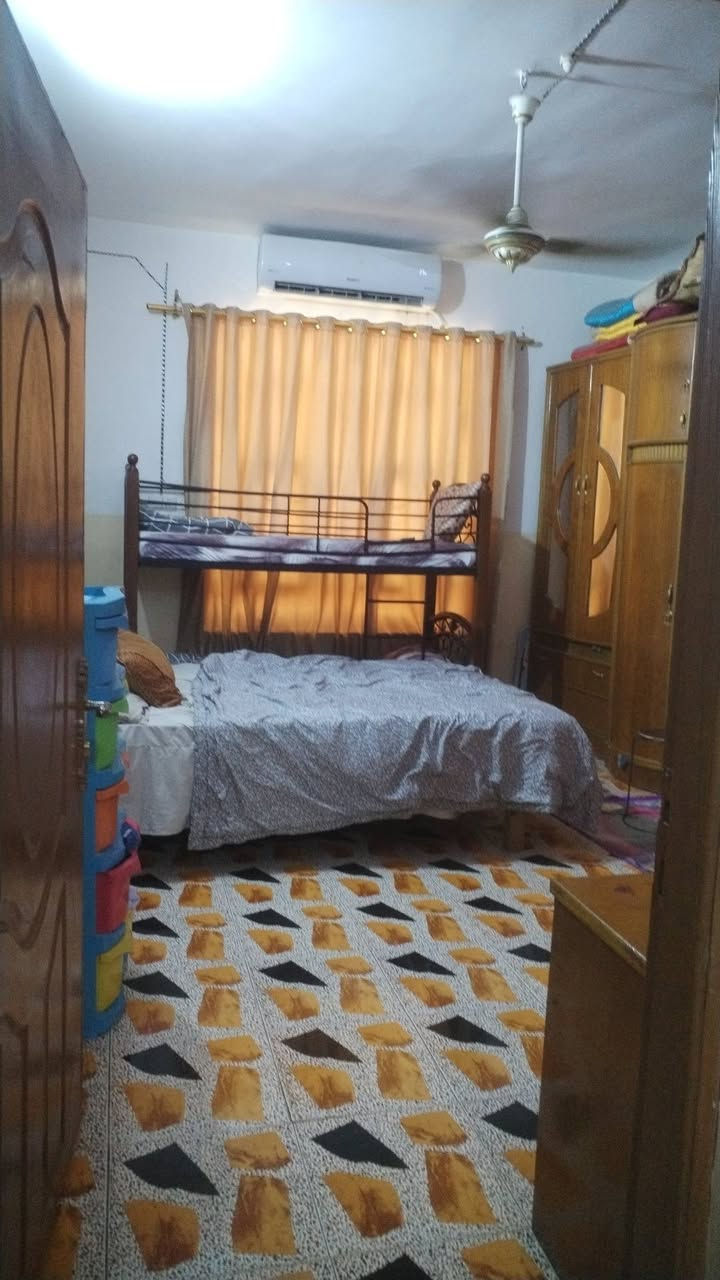 شارع طه

بيت طابو زراعي سند ٢٥

يتكون

صاله كبيره

مطبخ

استقبال

غرفه نوم وحده

صحيات داخلية،،،،، صحيات خارجية

شارع ٧متر

***********
