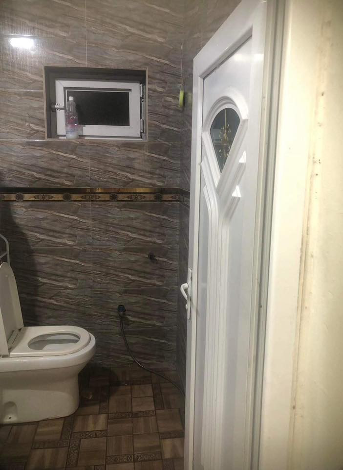 السلام عليكم 
بيت للبيع ملك صرف المساحة ١٢٥ متر ٦،٢٥*20 طابقين نظيف بناء 2018 مدخلين 
الطابق الاول كراج صغير حمام خارجي استقبال غرفة نوم مطبخ حمام وتواليت غربي منور الطابق الثاني 3 غرف نوم وبلكونه السعر٢٥٠ مليون العنوان نواب الضباط خلف ماركت البراق مقابل مدرسة الأقصى الشريف الابتدائية الاتصال ***********
