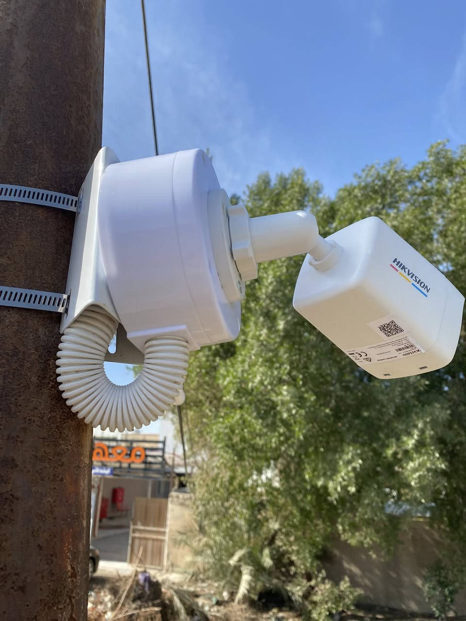 🛠️ جزء من العمل | تنصيب منظومة Hikvision IP في "ابوغريب

شغلنا اليوم كان بمنطقة أبو غريب - حي الزيتون نصبنا منظومة متكاملة من شركة هيك فجن العالمية بنظام IP الحديث
ليش اختار صاحب العمل دقة 6 ميجا؟
• وضوح عالي: تكدر تشوف تفاصيل الوجوه وأرقام السيارات بوضوح تام
• نظام IP: يعني أنقى صورة ممكنة بدون تشويش، مع استقرار عالي جداً بالبث
• زاوية رؤية واسعة: تغطي مساحات أكبر بكثير من الكاميرات العادية
لمساتنا في التنصيب:
1. ترتيب الكيبلات: استخدام "دكتات" وبوكسات حماية لكل كاميرا للحفاظ على المظهر الخارجي
2. البرمجة: ربط المنظومة على الموبايل لمتابعة البيت/المحل من أي مكان بالعالم
3. الدقة: موازنة الزوايا لضمان عدم وجود "نقاط عمياء".
📍 المكان: أبو غريب - الزيتون.
📞 للحجز والاستفسار: [***********.***********]
