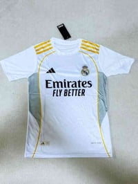 دريس ريال مدريد وبرشلونه قياسات من ميديم الئ  xxl 11 ..قطعه تواصل 0781...