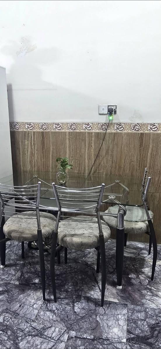 ميز طعام للبيع سعر ١٥٠ نظافه فول رقم
***********
