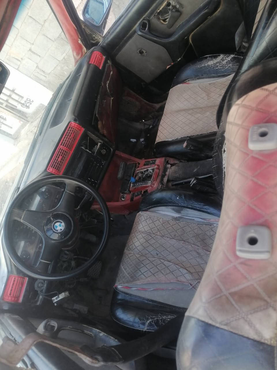 السلام عليكم بي ام زعره مكانها نجف محرك بطه على عازلها سياره حلوه سياره نظيفه حلوهر***********
