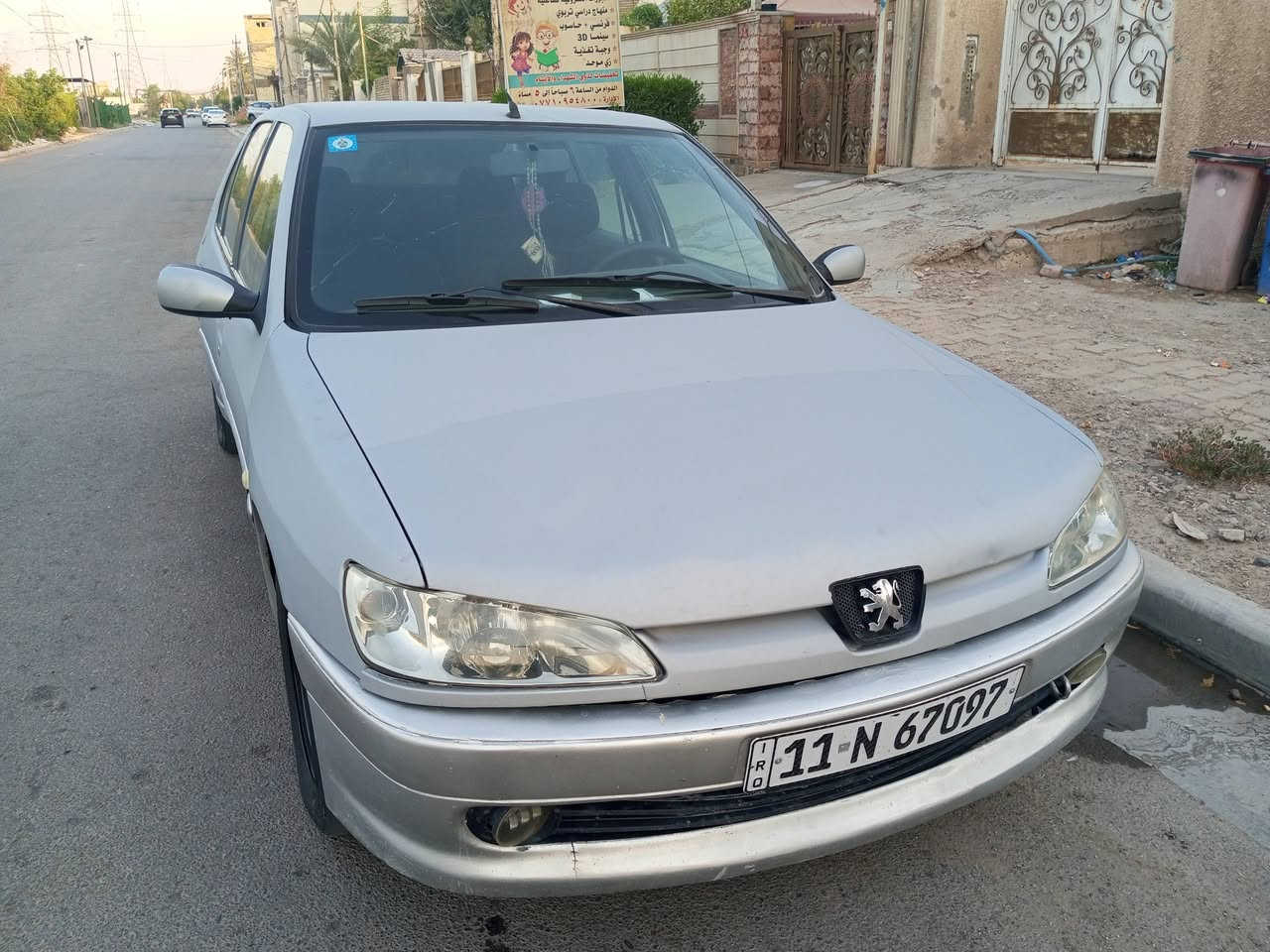 سلام عليكم 
بيجو 306 للبيع موديل 2001  للبيع 
السيارة جاهزة مكينه شادلها جديده تبريدها ثلج تخم تاير باتري جديد حداديه أماميه وخلفيه جديده كهربائياتها كلها شغالة السياره حلوه ونظيفه مال جناي رقم جديد وبسمي مكانها بغداد السعر 37 وبيها مجال للاتصال *********** السيارة مغلفه فابلون طافي رصاصي للجمالية.
