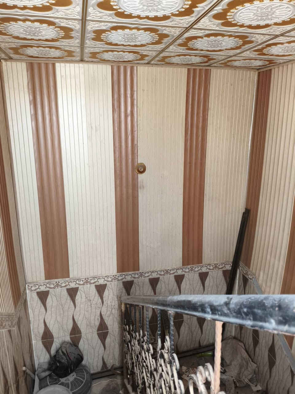 حياكم الله 
الموقع الجمهورية شارع المكاتب البيت 6 فرع عن سوق الجمهورية 
البيت طابقين غرفتان واحدة في طابق الارضي و 2 في طابق الاول 
*خدماته* هناك 2 براميل ماء واحد طابق ارضي والثاني في الاول منها ماء حلو وماء اعتيادي حسب رغبة المؤجر
سعر الايجار 750
لكن أن يكون دفع الماء والكهرباء على المؤجر 
مساحته 54م
***********
