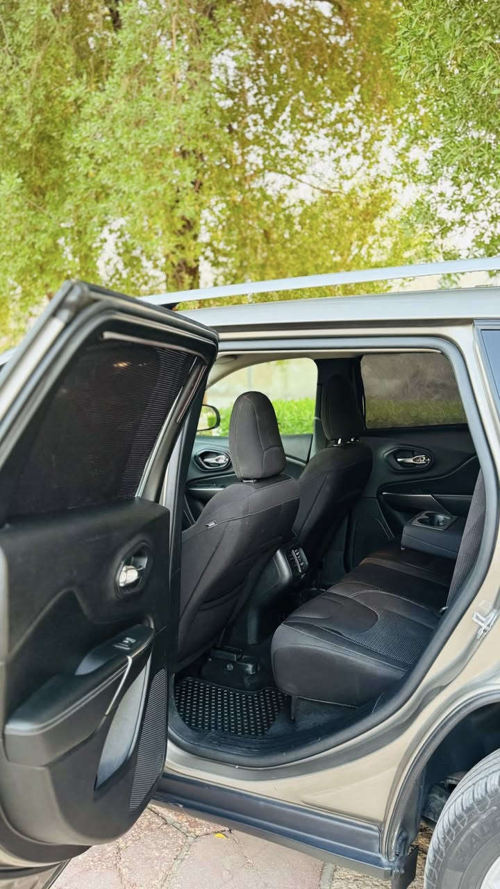 جيب بزون 2020
رقم شمالي سنويه وهزه وفحص جديد
مكينه 2400
حادث فقط قطعه وحده بنيد والباقي كفاله من كلشي
بدون ايرباك وبدون دواخل حادث سطحي
السعر 155 
مكاني البصرة/ القرنة 
***********
