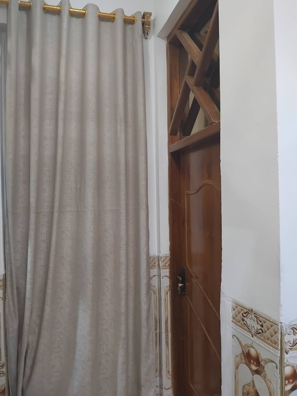 دار للبيع مساحة ٢٢٠م شارع افران الهادي بناء طابوق صب مسلح ارضية وجدران سراميك 
غرفتين وهول واستقبال ومطبخ وصحيات خارج وداخل البيت 
بتونة وستارة البيت كامل من كل شي
للاستفسار اتصل على الرقم 
*********** او***********
غير متواجد ع النت او ع التواصل اتصال فقط للمزيد من المعلومات
السعر المطلوب (٨٥ملون قابل للتفاوض)
