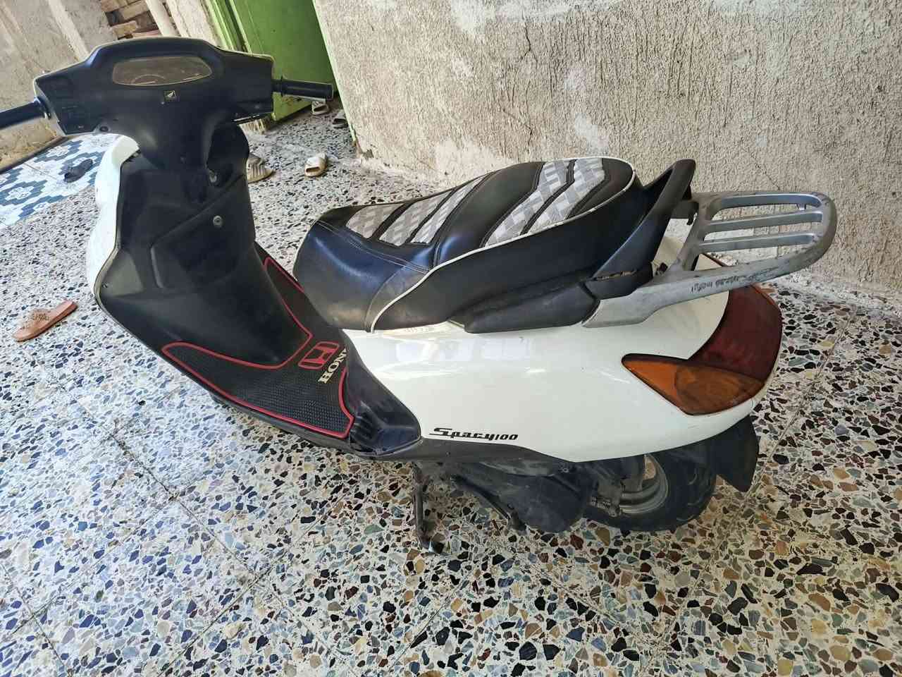 سلام عليكم دراجه سبيسي ياباني لبيع  دراجه نضيفه وناعمه فول كلها شغاله سلف هندر كهربايات قفل ستيرن شغال قفل جنطه شغال بس فلتت البوري مالته يعني بس تركبه تايرات جدد كفرات بلادي كابريتر بلادي اشاير ام لجرس لايت شغال دهن مبدله لبارحه  سعر اتصال ‏‪***********‬‏
