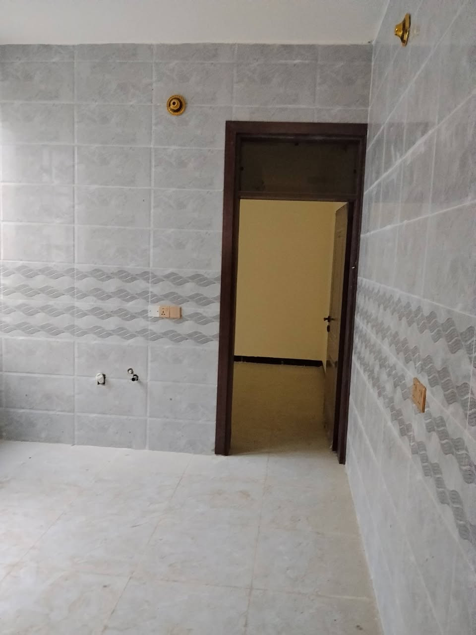 بيت 100طابقين طابو زراعي قرب جامع الشكور...كامل تانكيات وماطور ماء وكيزر ..البيت جديد ما مدشن كلشي فول السعر 70 وبي مجال ***********
