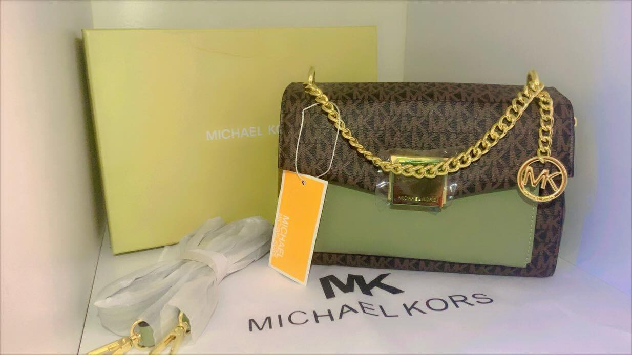 ✨ حقائب MK النسائية… فخامة بتوقيع عصري ✨

استمتعي بإطلالة تعكس ذوقك الرفيع مع تصاميم Michael Kors التي تجمع بين الأناقة الأمريكية العصرية واللمسة الأنثوية الراقية.

👜 تصاميم أنيقة تناسب العمل والمناسبات
🎨 ألوان كلاسيكية وعصرية تناسب كل إطلالة
🧵 خامات عالية الجودة وتفاصيل متقنة بشعار MK المميز
✨ مزيج مثالي بين الفخامة والعملية اليومية

حقيبة MK ليست مجرد إكسسوار… بل قطعة تعكس حضورك وثقتك في كل خطوة.

تألقي اليوم… واختاري MK عنوانًا لأناقتك. 💫


**إذا كنت صاحب هذا الإعلان وتريد حذفه لأي سبب، رجاءا أرسل رسالة إلى الدعم الفني**