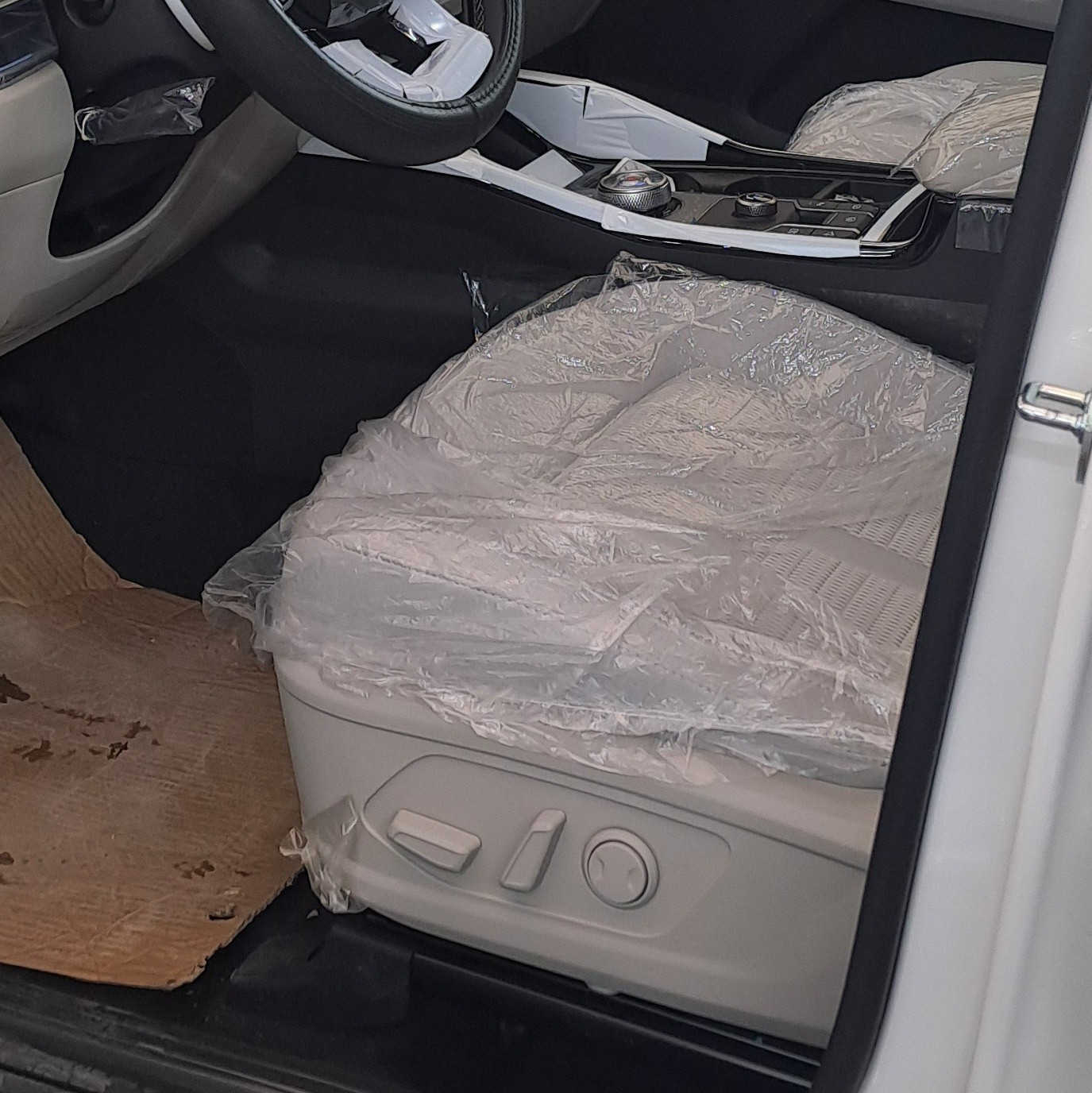 🚘♦️ كيا سورينتو 2️⃣0️⃣2️⃣5️⃣ Kia Sorento ♦️🚘
مستخدم عداد  800 كم 
محرك  2.5MPI -  حجم  4 سلندر 
ضمان 5 سنوات او 100الف كم
صيانة مجانية لمدة سنة

 ⭕️ فول قماره حديد مع أرقام بغداد 
🔸️ خليجي 
🔸️ موديل 2025
🔸️حجم المحرك 2.5 MPI 
🔸️ مرتبط بناقل حركة أوتو 8 نمر
🔸️ مفتاح التشغيل بصمة 
🔸️ تشغيل عن بعد 

🔸️ فتح الصندوق كهرباء 
🔸️ دفع ثنائي FWD 
🔸️ اريل نفكيتر 
🔸️حساسات أمامية 
🔸️حساسات خلفية 
🔸️لايت زينون + LED 
🔸️ كشافات 
🔸️ بك لايت LED 
🔸️ قبضات أبواب ألمنيوم
🔸️ دخول بصمة ذكي 
🔸️ ويل كب 20‼️
🔸️ 4 دسك
🔸️ حساسات ضغط الاطارات 
🔸️ اشارة في المرايا الجانبية 
🔸️ المرايا قابلة للطي كهرباء 
🔸️ ماسحة خلفية 
🔸️عدد AIR BAG 2
🔸️ ا ABS 
🔸️ دشبول شاشة ديجيتال 
🔸️ شاشة Apple Car play 
🔸️ كاميرا دوارة 
🔸️ مقود جلد حياكة 
🔸️ شفتات مقود 
🔸️ مثبت السرعة Cruise 
🔸️ المودات والاوامر الصوتية 
🔸️ ا Bluetooth / T YPCE 
🔸️شاحن هاتف Wireless 
🔸️مخرج منفذ الطاقة 
🔸️فحص نظام السيارة 
🔸️ انارة داخلية LED محيطية 
🔸️تتسع المقصورة ل 7 ركاب
🔸️المقاعد مخمل لون أبيض 
🔸️حركة المقاعد الأمامية كهرباء 
🔸️تجاوي متحركة 
🔸️ الايزو فكس ISOFIX 
🔸️ تبريد شاشة لمس مناخين منفصلين 
🔸️ 3 قطع تبريد 
🔸️ أوتو هولد Auto Hold 
🔸️ نظام مانع الانزلاق 
🔸️ نظام نزول المنحدرات 
🔸️حاملات الأكواب 
🔸️ تطعيم الدواخل ألمنيوم 
❇️ بردات أبواب خلفية 

أبعاد ومقاسات السيارة
 الطول  478  cm 
 العرض  189  cm
الارتفاع 167  cm

🎁نتعامل بنظام القسط مع موطني مصرف الرافدين 🎁

🚘 🚖 يتوفر بيع  شراء او مراوس للسيارات القديم والحديثة ✅️

 اشتري بثقه 💯🌹
***********
عراقنا لتجارة السيارات 
بغداد-معارض البياع شارع الوسط
