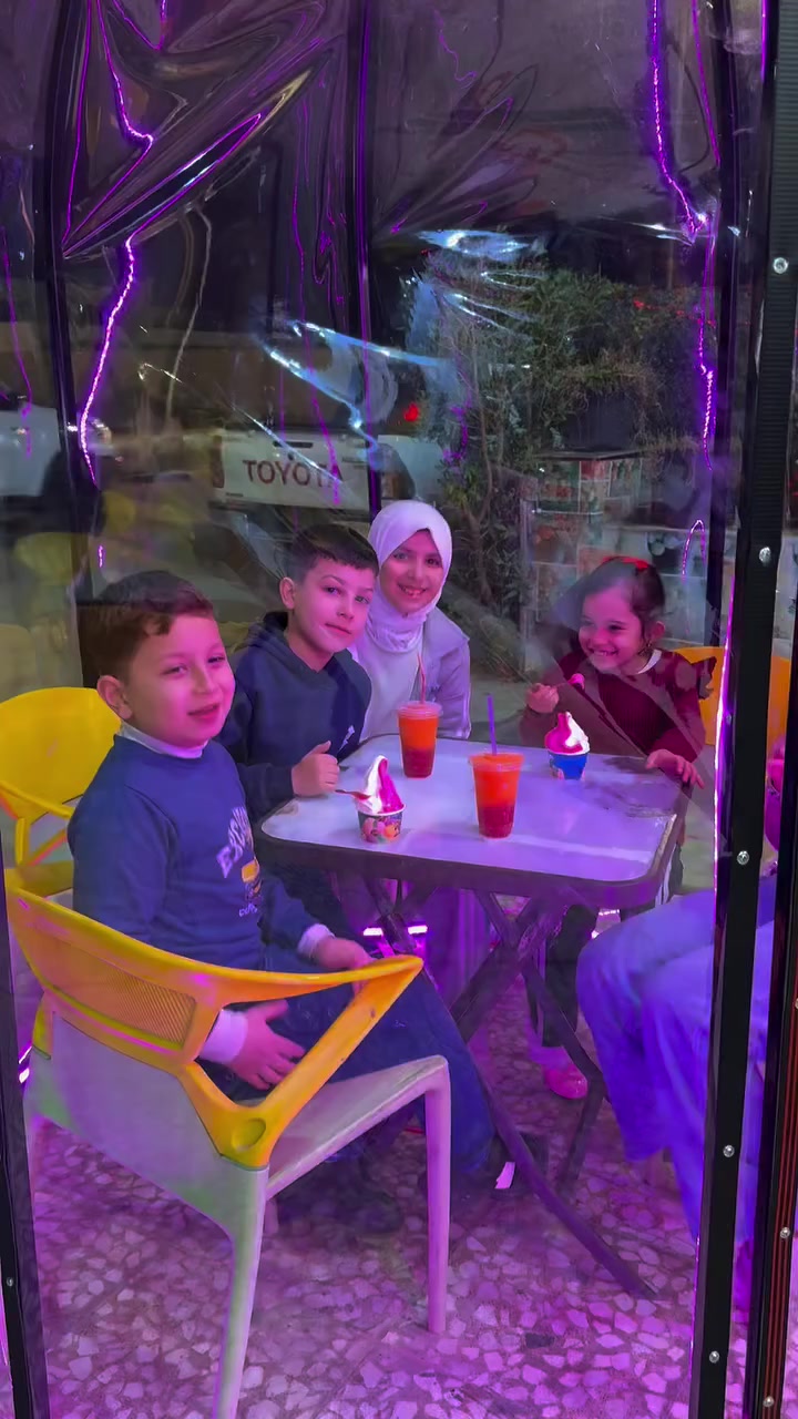 �✨ ضحكة طفل = دنيا كاملة ✨🍭
أطفالنا اليوم اجتمعوا بغرفتنا الزجاجية، يلونون الوقت بالألوان ويصنعون أحلى الذكريات 🌈
بين الضحك واللعب والأكواب المليانة حلاوة… كانت اللحظة أجمل من أي وصف 💕

مرطبات حاتم أبو الدوندرمة
📍 حي المعلمين – ركن المنتزه
📞 ***********
تعالوا وخَلّوا أطفالكم يعيشون الفرح بطعم أحلى 😍�
