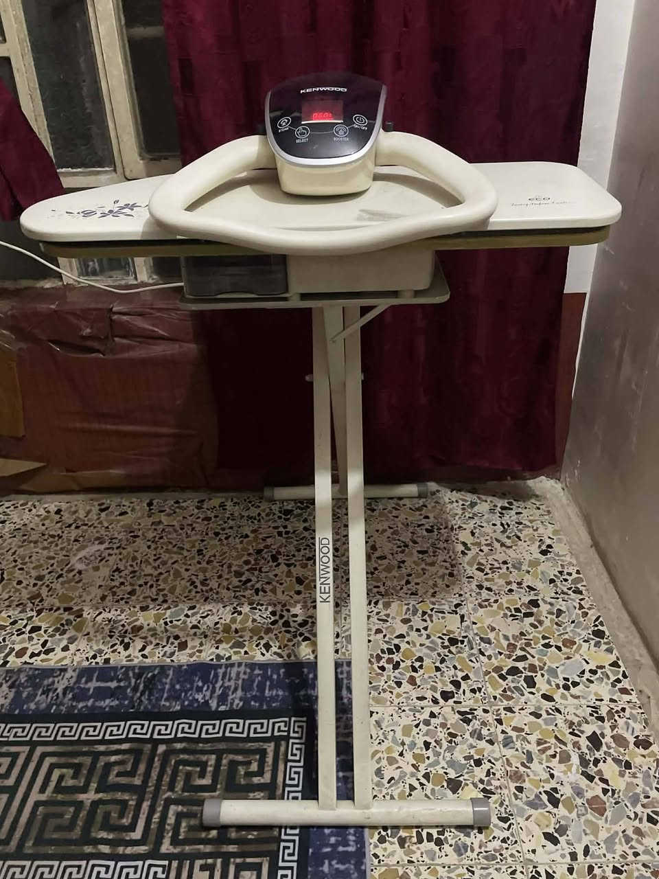 اوتي للبيعللبيع مكواة بخار من نوع Kenwood، وتحديداً نظام كيّ يجمع بين المكواة وطاولة الكي. 
العلامة التجارية: كينوود (Kenwood). 
الميزات: تحتوي على وظيفة "ECO" لتوفير الطاقة. 
الطاقة: تعتمد على قوة كهربائية عالية لأداء سريع، تتراوح في طرازات كينوود المشابهة بين 2200 واط و 2600 واط. 
تصميم: تأتي مع قاعدة ضغط وميزات مثل منع التنقيط وإزالة الترسبات الكلسية.


**إذا كنت صاحب هذا الإعلان وتريد حذفه لأي سبب، رجاءا أرسل رسالة إلى الدعم الفني**