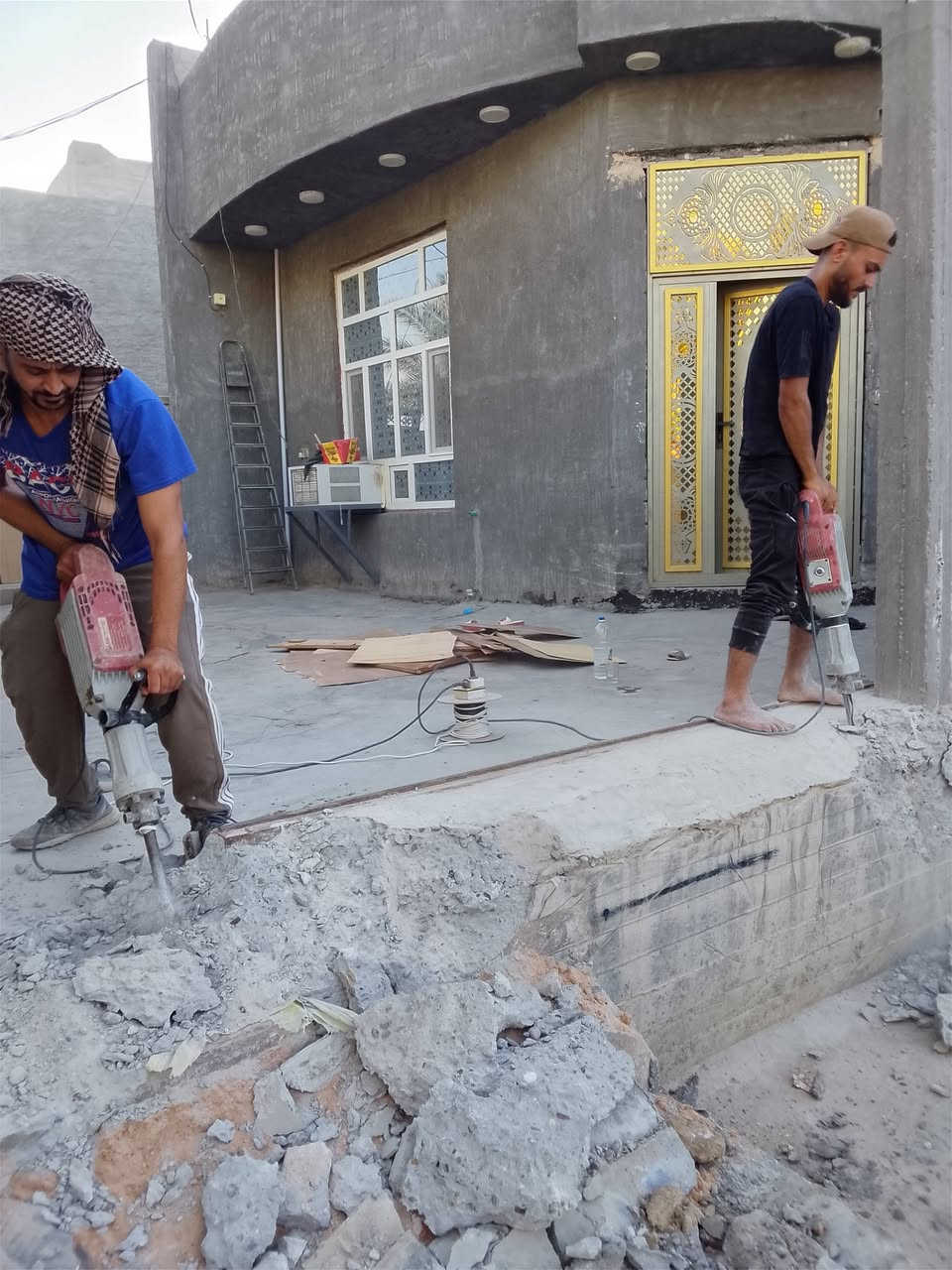 سلام عليكم  / يوجد كادر عمل جاهز/ تصعيد مواد/ تنضيف بيوت/ تفليش/ تكشيط/ تنضيف حدائق/ دفن نهري  / شقلنه ليل ونهار   /ومعداتنه جاهز/ ماعليك بس تصال على رقم  /     *********** /
