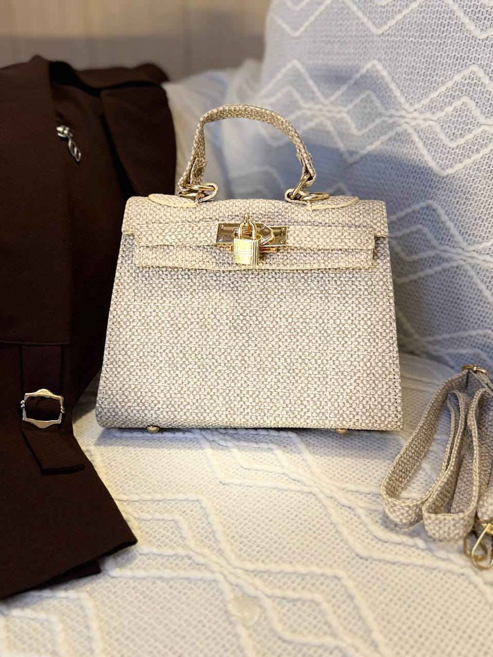 حقيبة الهرمز(أرمز) (Hermٰes) من افخر واقدم الماركات الفرنسيه الي يتجدد موديلها كل ما مر الوقت...
ومن أغلى الماركات العالميه حيث يصل سعرها الى(الاف الدولارات) 
فلشدة جمالها ونزاكتها وكثرت الطلب عليها بالاسواق بدأت العديد من الشركات بتصنيع اشكال مشابهه لها
وهذا التقليد هو الي يحدد سعر الجنطه حسب نوع الجلد والخياط والمتانه
🔥 وفرت الكم هالموديل الرائع الي يجمع بين المتانه والشكل المميز 🔥
_الحجم 14*22
_السعر 17000
للحجز مراسلتنا واتساب ***********
او من خلال مراسلتنا على الخاص
او التواصل عبر الانستا... يوزر الانستا mars_.stor
@أبرز المعجبين 
Mars Stor
