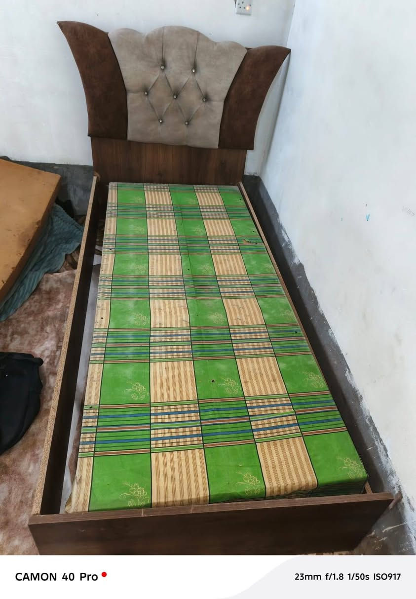 غرفه تركي نفرين السعر ٣٠٠ نضيفه كلش 
***********
