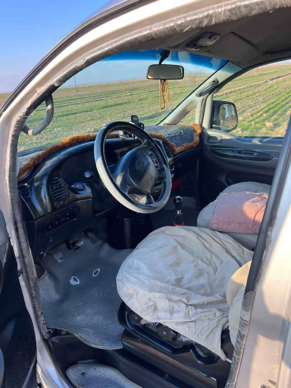 السلام عليكم ستاركس 2007تكمه وسنويه رقم جديد السيارة بأسمي تحويل ثاني يوم بيها صبغ شبر بالجامرلوغ الخلفي من جهة السائق وبيها جنطه مبدله اثر خياس شواصي كير أكسل كله بالشرط السعر 95 وبيها مجال مكاني ديالى جلولاء  للاتصال ***********
