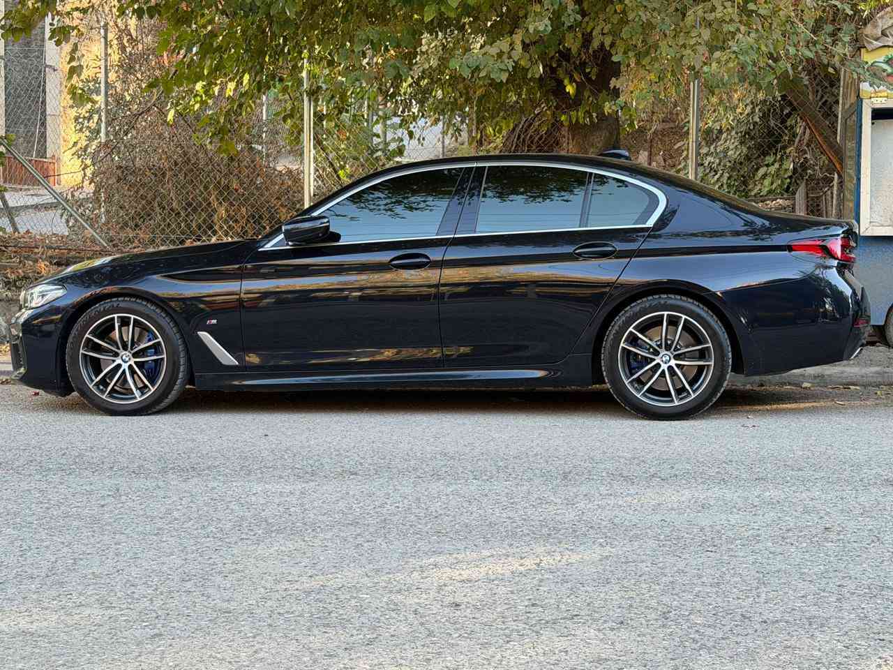 السلام عليكم بيم حجم ٥٢٠. سيارة جديدة رقم أربيل اعلى موصفات بسمي سعرها ٣٥٠. موجوده بغداد ***********
