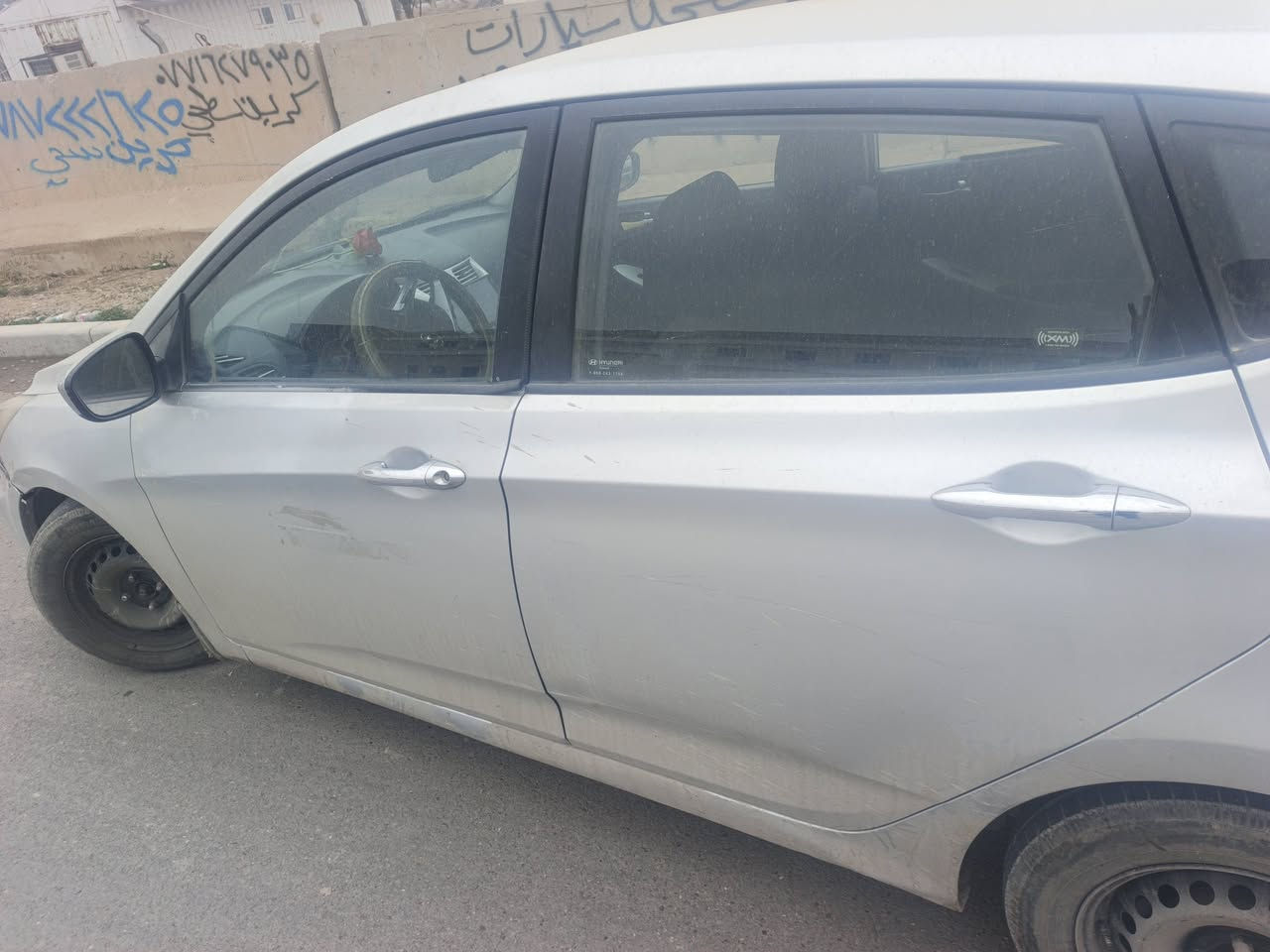 بغداد مثل مموضحه بصور
سياره بيها عته بين نمره ثانيه وثالثه 
77 
***********
