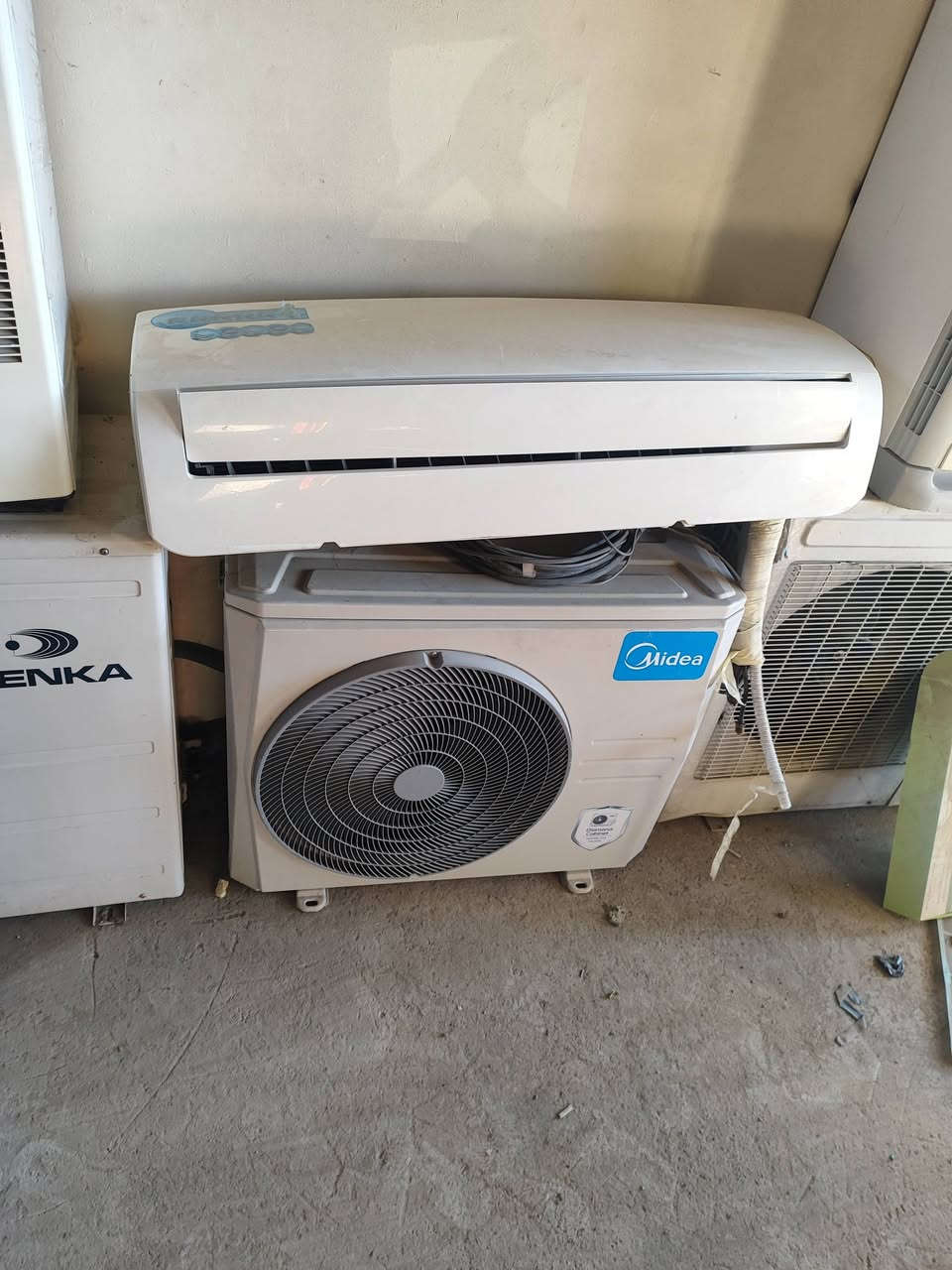 السلام عليكم
سبالت 3طن فوول نضافه 
كامل ملحقاتهن 
سبالت جداري 2طن ميديا والحافظ  كري
متوفر صيانه كافه اجهزه التبريد 
متوفر قطع غيار اصليه 
العنوان الحديد المدخل الاول 
***********
