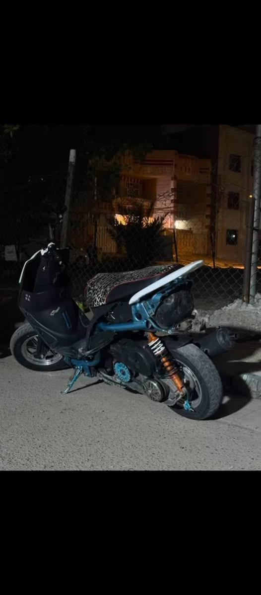 الدراجة مكينة خمسة وخمسين مفتوحة بس على كد البوشة دراجة بيها يدة مال بريك رياضي بيها زوج ويالة مشطب رياضي بيها قطرت دهن رياضي بيها زوج كلجات رياضي بيها زوج تايرات رياضي بيها شيال رياضي واقية مال طين رياضي شاصيها مصبوغ فرن صبغ حراري سلف رياضي بيها قبق فلاوين رياضي قايش رياضي الدراجة ما بيها نضوح دهن او غيرة دراجة شلعة ومعدل فول نقصها كفرين يعني بس اصفاح ونقص اشاير  
السعر خاص للستفسار *********** خطي متوقف بس واتساب مكاني الشعب شارع تجار
