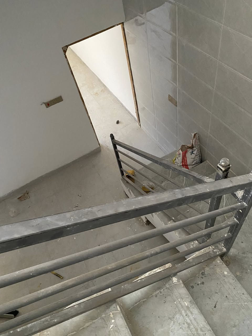 ب السلام عليكم ٥٠ متر واجهه ٥ نزال ١٠ بناء حديث محد ساكن بي خلف العاب النوارس. او نهايه شارع القناصين على البزل المدفون. السعر ٦٥ وبي مجال  ***********
