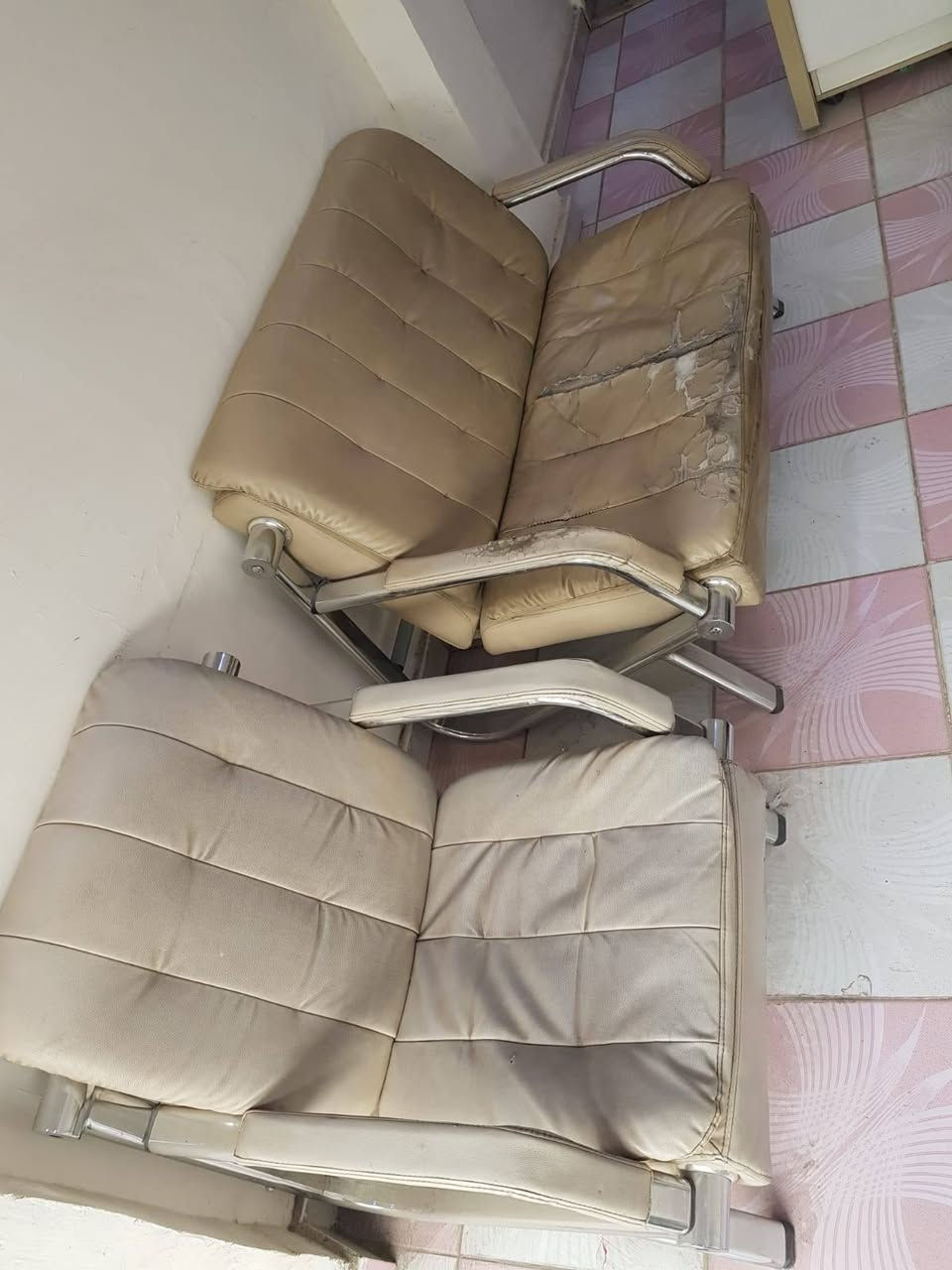 سلام عليكم بيع اثاث مكتب تخم ماخذينه ب 800 والمكتبه 300 بس القنفه بيه ضرر بل جلد كولهن 350 ابيعهن مكاني كرخ ***********  اتصال اب صاحبهم
