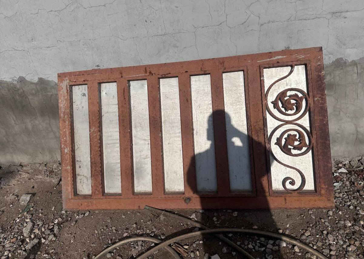 السلام عليكم باب  بيت  سلايت 3 قطع   مع سكه الباب
عرض الباب 3 امتار باب تركي بليت قوي 
السعر ااتصال على هذا رقم 
***********
