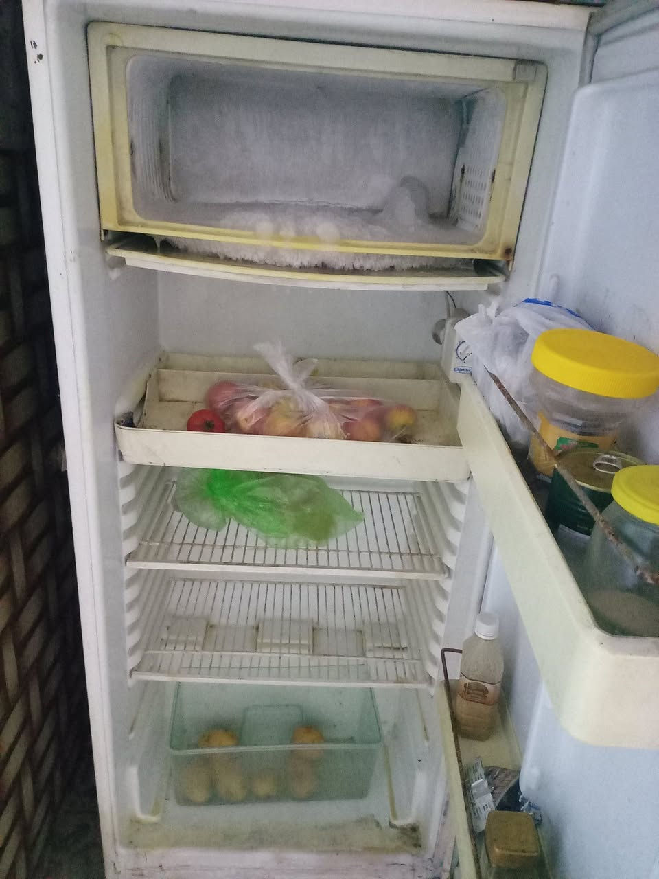 السلام عليكم للبيع ثلاجه عشتار حجم كبير السعر 75 علئ الفحص ***********
