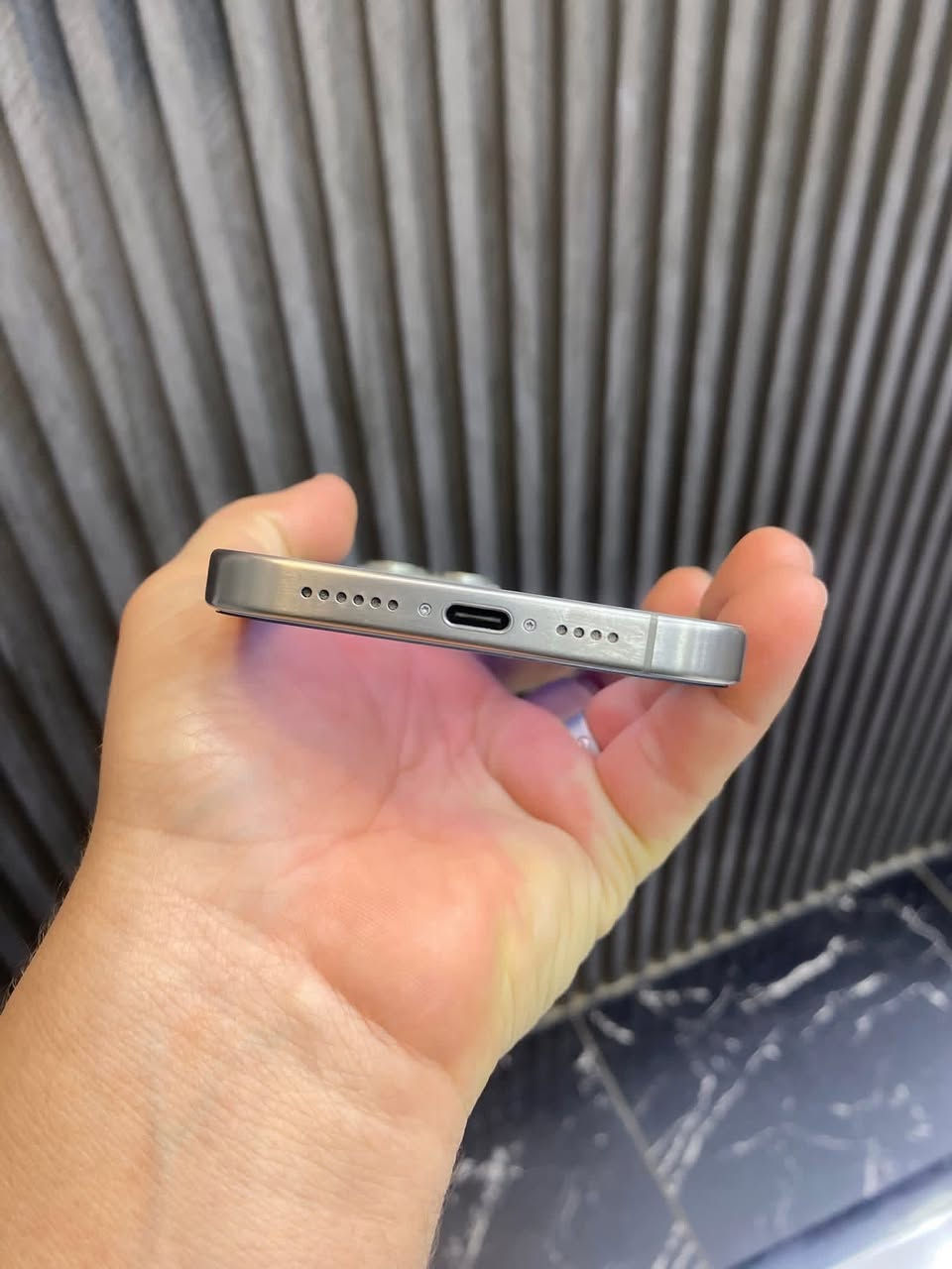 السلام عليكم
ايفون 15برو ماكس  لون تيتانيوم جهاز نضيف
نضافه99/100
ذاكره256
مبدل شاشه فقط 3 خيارات 
بطارية89 
ويا شاحنه اصليه مال جهاز 
سعره 735 وبي مجال هـ***********خاص مفتوح
