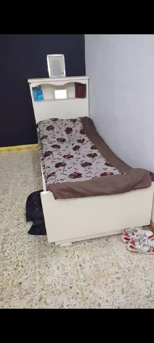 غرفة شبابيه ام النفر مرتبه السعر 150 وبيها مجال الشراي 
التواصل ***********
يوجد وتساب
