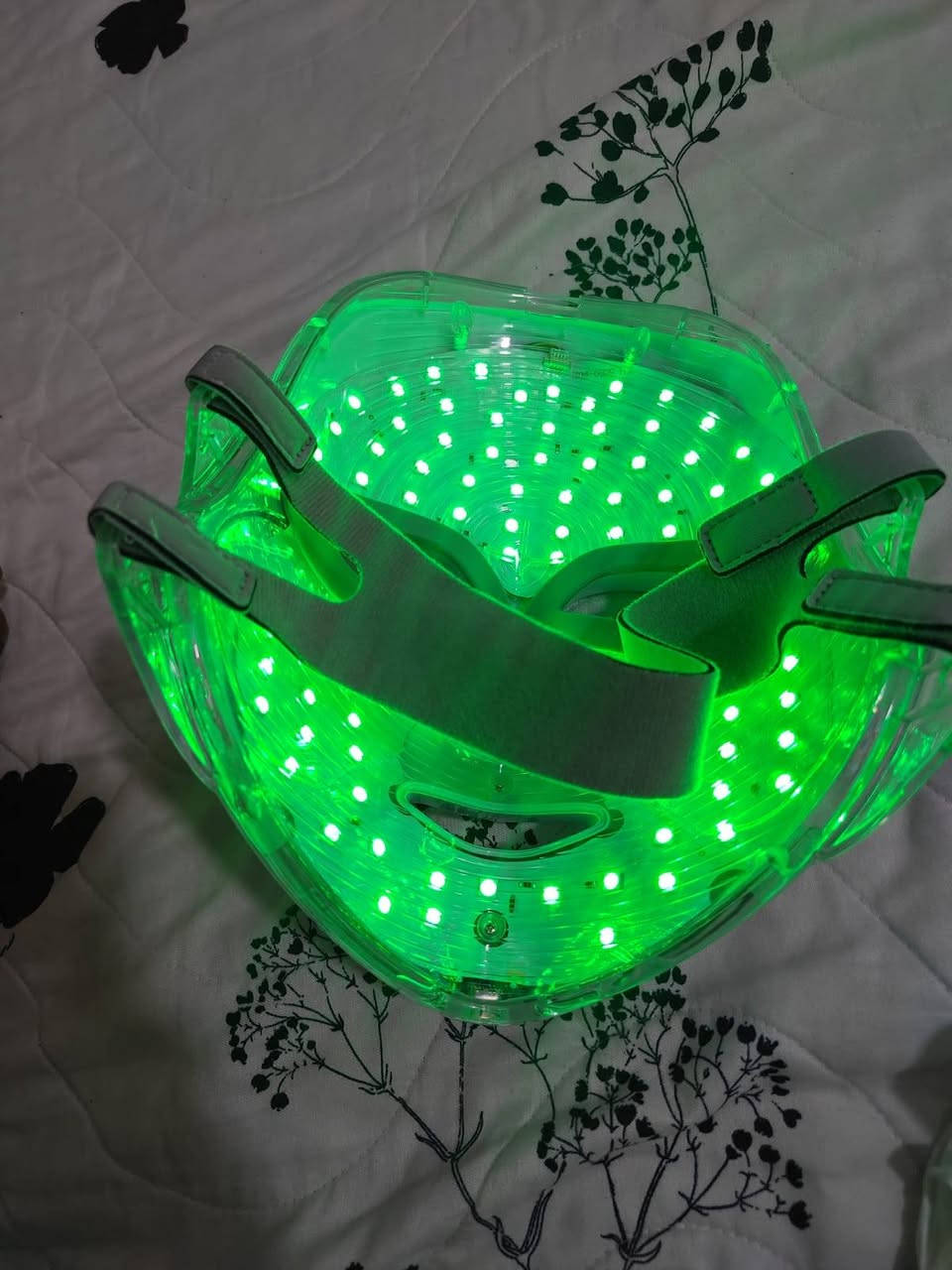هذا قناع ضوئي للوجه بتقنية الـ LED (LED Light Therapy Facial Mask)، وهو جهاز مخصص للعناية بالبشرة وتجميلها.
يعمل هذا القناع على معالجة مشاكل البشرة المختلفة باستخدام ألوان إضاءة متعددة (كما يظهر في الصورتين 1000070127.jpg و 1000070138.jpg)، حيث لكل لون وظيفة معينة:
​الضوء الأحمر (Red Light): يحفز إنتاج الكولاجين، ويساعد في تقليل التجاعيد وتجديد خلايا البشرة.
​الضوء الأخضر (Green Light): يساعد في توحيد لون البشرة، تفتيح البقع الداكنة، وتهدئة البشرة.
​الضوء الأزرق (إذا كان متوفراً في الجهاز): يعمل على محاربة البكتيريا المسببة لحب الشباب وتقليل الإفرازات الدهنية.
​وفي الصورة 1000070139.jpg يظهر الشكل الخارجي للقناع، حيث يحتوي على زر يعمل باللمس (Touch) أعلى الجبهة لتشغيل الجهاز والتحكم في تغيير الألوان بسهولة
هذا قناع ضوئي للوجه بتقنية الـ LED (LED Light Therapy Facial Mask)، وهو جهاز مخصص للعناية بالبشرة وتجميلها.


**إذا كنت صاحب هذا الإعلان وتريد حذفه لأي سبب، رجاءا أرسل رسالة إلى الدعم الفني**