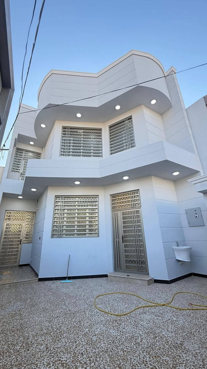 السلام عليكم كربلاء 
دار للبيع مساحه 125 متر
طابو صرف منطقه حي الامير الثانيه 👍
مجاور سوق حي العامل الاخير 
واجها 6.250 
ونزال 20
بناء حديث طابوك جمهوري شغل درج اولئ فول
غرف عدد ٣
استقبال صاله عدد ٢  
حمامات عدد ٣
البيت جاهز للسكن تانكي مغاسل گيزر
استفسار ***********
*********** واتساب
