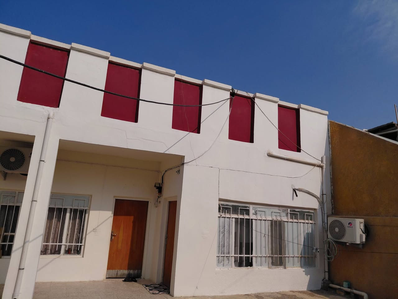 يباع نقدا او على المبادرة.. مساحة ٢٠٠ متر طابقين جاهز للسكن بدون نواقص
الطابق الاول كراج حديقة صحيات خارجية.. استقبال هول غرفة نوم مطبخ حمام داخلي 
الطابق الثاني غرفتين .. يبعد عن السوك ١٥٠ متر .. ارتفاع البناء ٣ متر .. طابوك جمهوري احمر.. زويريجات بالقرب من مدرسة البصرة وشارع مركز الشباب 
خدمات المنطقة كاملة صب جديد كهرباء انترنت ضوئي
السعر ٩٥ مليون 
واتساب واتصال ***********-***********
