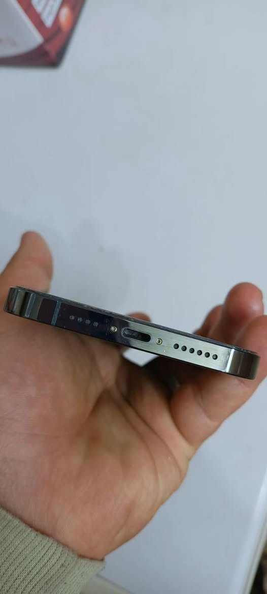 سلام عليكم عندي ايفون 13 برو ماكس امريكي لون مميز زيتوني ذاكرة 256 وبطارية 86 بلاد  الجهاز البارحه بدلتله كلاس الشاشه فقط كلاس الشاشه مالته اصليه مابدله واليوم فتحت الاصق من الشاشه لكيت بي هذن نقط ثنين واضحات بل صور  الجهاز كله شغال وعلى الفحص فيس ايدي شغال نت مخابره تجي تفحصه وين ماتريد ودي براحتك رايده 550 قفل رقمي *********** بل حسينية مال راشديه
