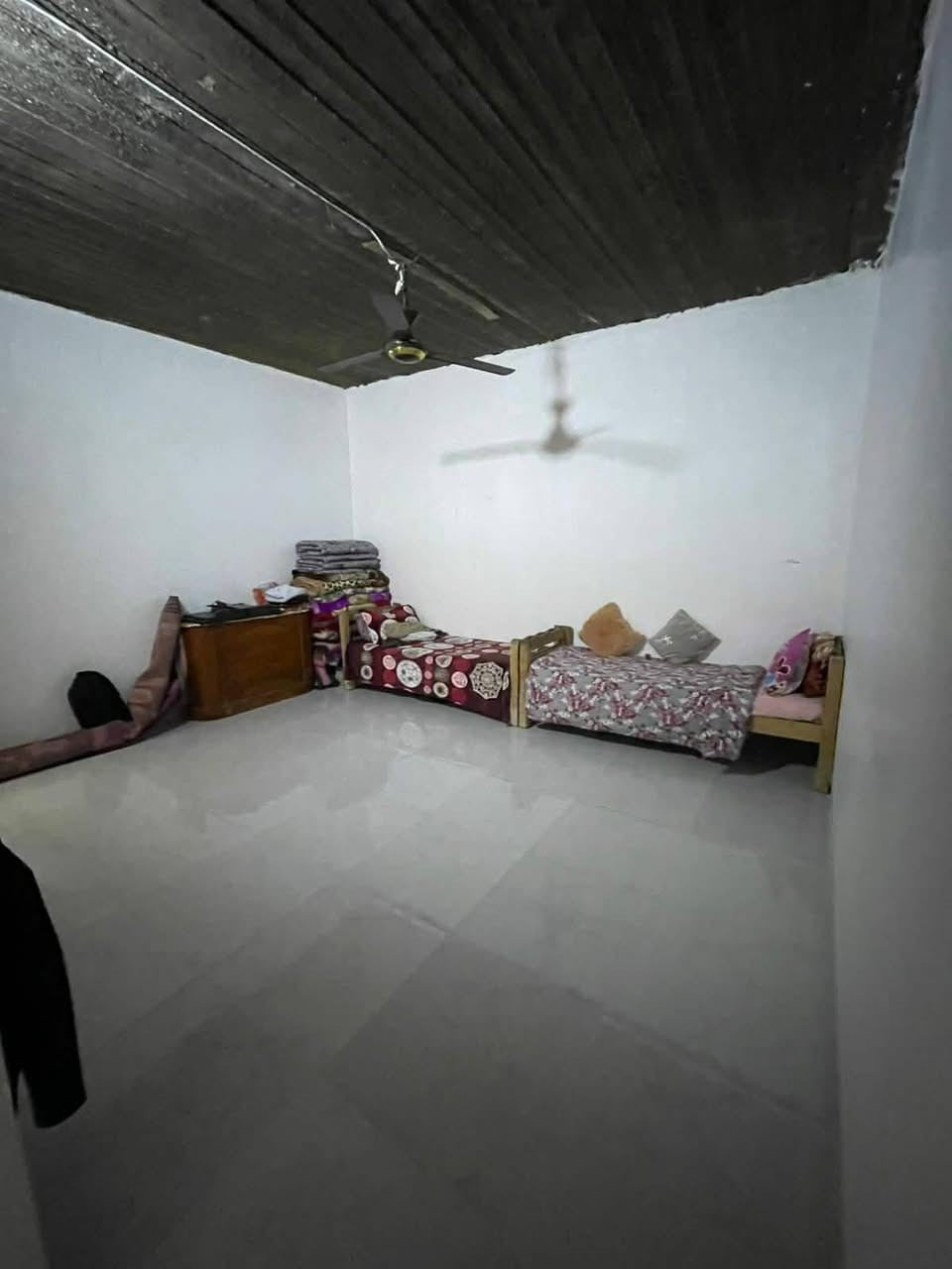 دار سكني كارت مساحه 100متر يحتوي على غرفة نوم وهول واستقبال ومطبخ وحمام وبيتونه كبيره وكراج خدمات كامله ماء كهرباء تبليط اتجاه القبله رصيف  ثلاثة أمتار السعر 48وبي مجال
***********
***********
