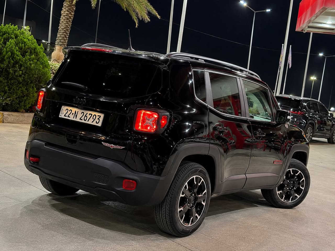 🚗 للبيع: جيب رينيجيد تريل هوك 2023 (Trailhawk)

✅ وارد أمريكي
✅ رقم أربيل باسمي
✅ ماشيه 20 ألف فقط
✅ حادث جاملغ واحد (تبديل فقط) حادث خفيف
⚠️ بدون دواخل
⚠️ بدون إيرباك

المواصفات:

🔹 شاشة كبيرة مع كاميرا خلفية دوارة
🔹 بصمة تشغيل، بصمة أبواب، وبصمة صندوق
🔹 تحكم بالستيرن من الجهتين
🔹 دفع رباعي حقيقي 4x4
🔹 رادار أمامي مع مانع تصادم
🔹 رادار النقطة العمياء (جانبي)
🔹 إشارات بالمرايا
🔹 رنكات كروم قياس 17 إنج
🔹كشن حضن ومع ختم تريل هوك 
🔹 إنارة LED للشبابيك
🔹 حمالات سقف 
🔹 كشافات أمامية LED
🔹 كشافات ضباب خلفية LED
🔹 نظام المحافظة على المسار (Lane Assist)

السيارة نظيفة جداً وبحالة ممتازة، وما زالت بوضعية الشركة.
العدة، السبير، والأرضيات غير مستخدمة.

💯 من أنظف السيارات الموجودة بالسوق.

📍 الموقع: كركوك

💰 السعر: 138 ورقه وبي مجال .

📞 للاستفسار: خاص او ***********
