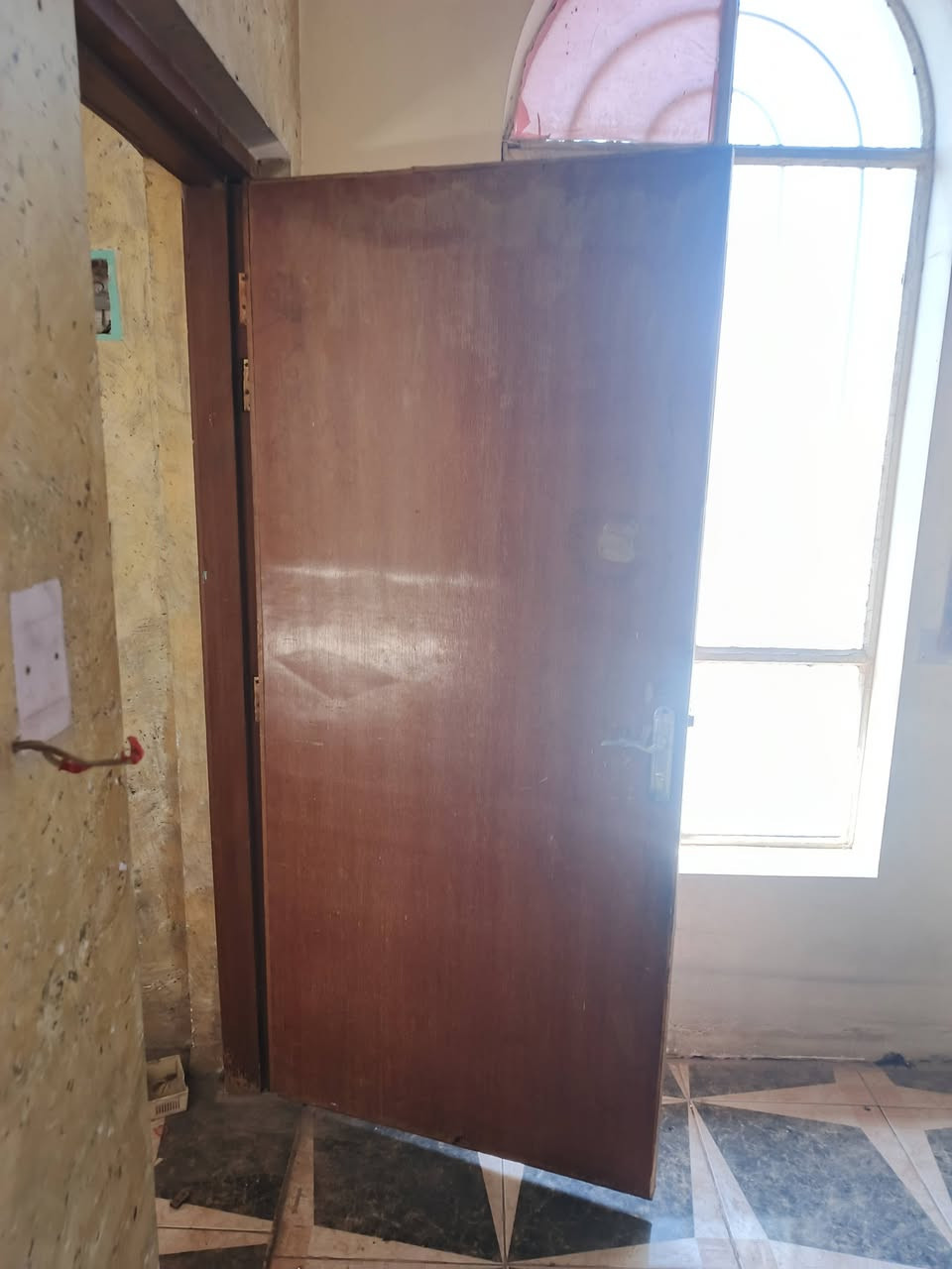 سخان واثنين تانكيات 
4 ابواب خشب 
واثنين غربيات 
ومغسله
مكاني بغداد حي الجهاد ***********
