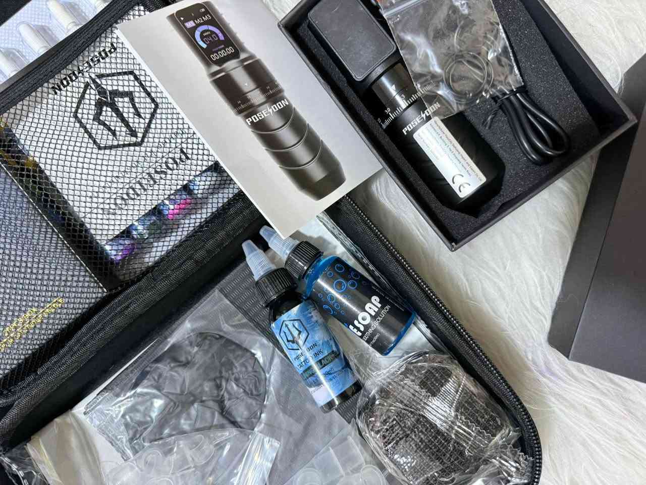 جهاز وشم ماركة Poseidon
محتويات الطقم الظاهرة في الصورة:

قلم الوشم الدوار (Rotary Tattoo Pen): جهاز لاسلكي مصنوع من سبائك الألومنيوم، يتميز بمحرك مخصص ونظام تروس متطور لضمان تشغيل هادئ وموثوق.

أحبار الوشم (Tattoo Inks): تظهر زجاجات حبر، منها اللون الأسود (Tattoo Ink Black) ومحلول ملطف (Soothing Solution).

إبر الخراطيش (Cartridge Needles): مجموعة من الإبر المتوافقة مع القلم.

بطارية ومزود طاقة: بطارية لاسلكية قابلة لإعادة الشحن (عادةً بسعة 1500 مللي أمبير) مع كابل USB.

ملحقات إضافية: حقيبة حمل، وقفازات، وأغطية قبضة ذاتية الالتصاق، وجلد للممارسة.

المميزات التقنية:

جهد التشغيل: يتراوح غالباً بين 6 فولت و 11 فولت.

التصميم: خفيف الوزن ومريح لتقليل إجهاد اليد أثناء الجلسات الطويلة.

الاستخدام: مناسب للمكياج الدائم والوشم الفني.


**إذا كنت صاحب هذا الإعلان وتريد حذفه لأي سبب، رجاءا أرسل رسالة إلى الدعم الفني**