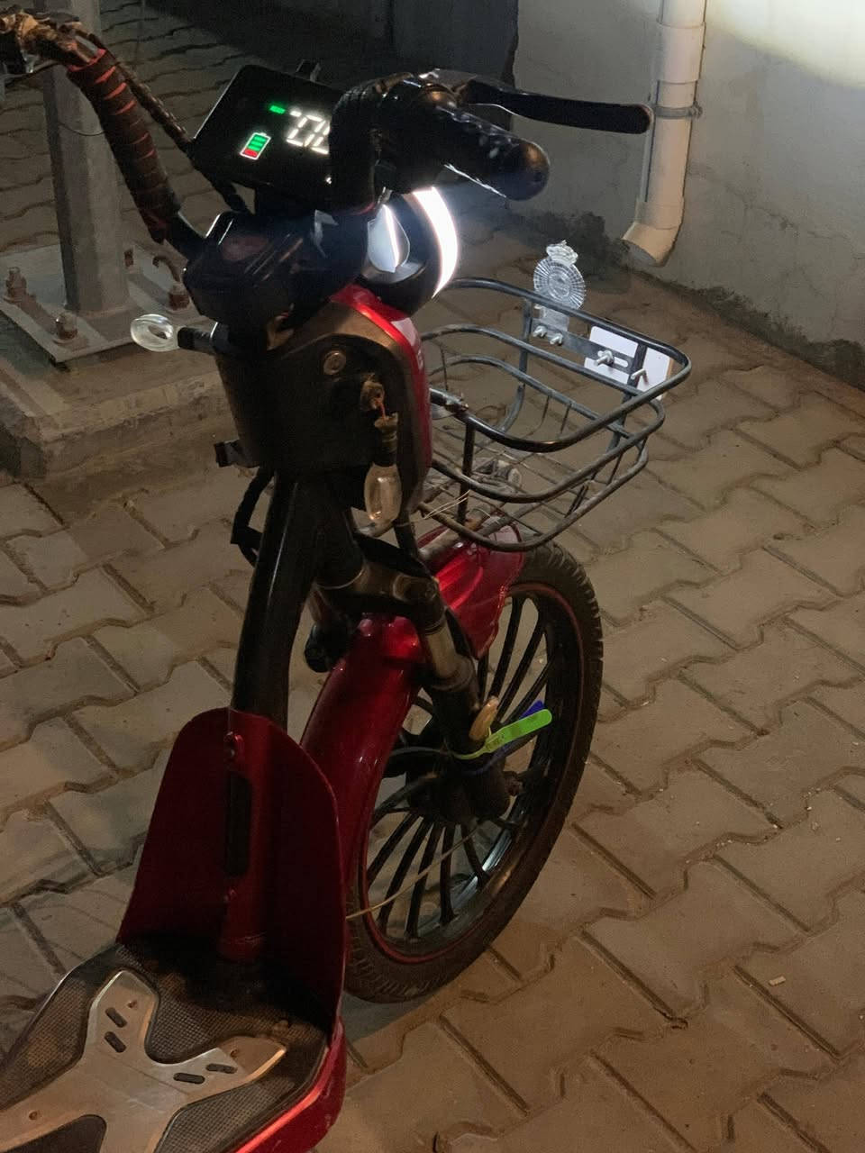 🔥 للبيع دراجة كهربائية شحن 🔥
🚲 النوع: ريان حجم 20

🎨 اللون: أحمر 

🔋 بطاريات نظيفات وجدد تطول عدك 

💡 لايت عالي وناصي اشاير كله شغال 

🧺 سلة أمامية

👌 شغال بلوتوث 

✅ نظام 4 سرع بسرعه 99 

📍 الدراجة نظيفة وجاهزة للاستخدام متحتاج شيء 

📍مكاني نجف شارع كميل ابن زياد 

💰 السعر: (300 وبيه مجال)

📞 للتواصل: ( *********** )
