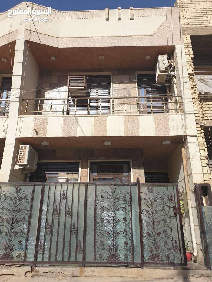 السلام عليكم للبيع دار سكني  جاهز للسكن والتسليم مساحة ٨٥ متر واجهة الدار خمسة متر في  بغداد حي الحسين قرب سريع المطار يحتوي ٣ غرف نوم و صالة ومطبخ وحمام عدد ٢  و مدخل عدد ٢ للدار و منور وسطي  موقع مربع مرطبات الريان  مسافة قصيرة للشارع الرئيسي والمدارس والمول والجامع للاستفسار على الخاص او الاتصال بالرقم ***********
