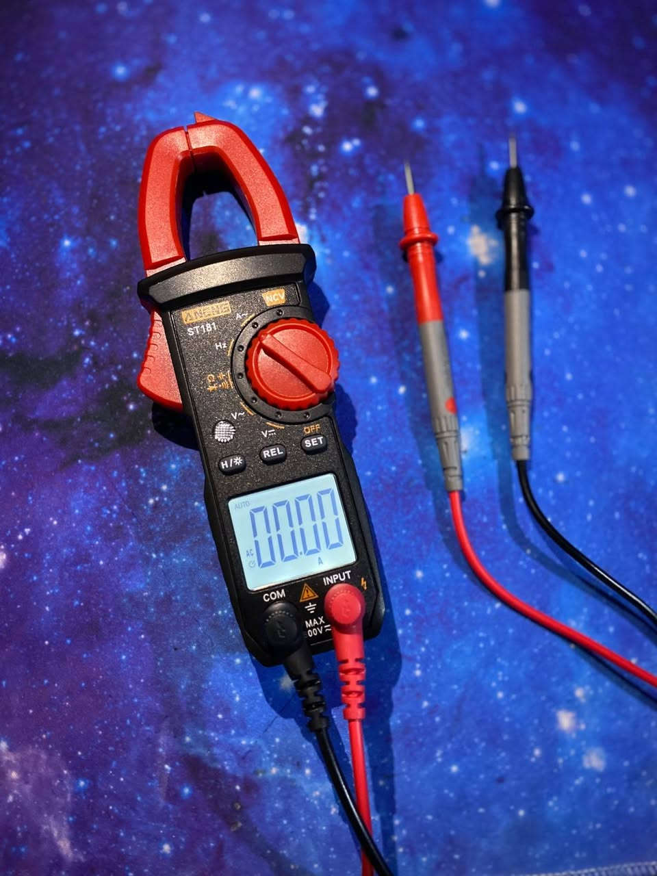 ​⚡️ جهاز فحص وقياس الأمبيرية الرقمي (كلاب ميتر - Clamp Meter) ⚡️
💵 السعر: 15,000 دينار عراقي فقط.
📦 الحالة: جديد (مع الحقيبة والملحقات الكاملة).
​أبرز مميزات واستخدامات الجهاز:
​قياس الأمبيرية اللاسلكي: يقيس الحمل (الأمبير المار بالأسلاك) بمجرد فتح الملقط حول السلك وبدون حاجة لقطعه.
​فحص الفولتية والمقاومة: يقيس تيار الكهرباء المستمر والمتناوب بدقة (AC/DC).
​كاشف كهرباء ذكي (NCV): ينبهك بوجود كهرباء في الحائط أو الأسلاك عن بُعد وبدون ملامسة لحمايتك.
​فحص الاستمرارية والجرس: ممتاز لتتبع قطع الأسلاك وفحص الفيوزات والدايودات.
​شاشة رقمية واضحة: تسهل قراءة البيانات والنتائج بسرعة وسهولة.
​جهاز عملي ومثالي لكل فني إلكترونيات، مصلح، أو للاستخدام المنزلي اليومي.
​📍 الموقع: الكوت
📞 للتواصل والاستفسار: يرجى مراسلة الصفحة أو الاتصال على الرقم: [*********** ]
