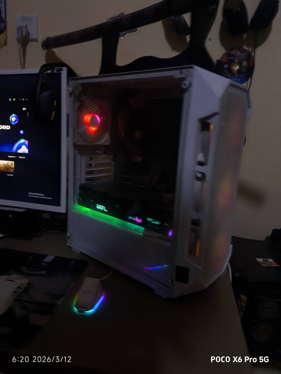 PC Gaming قوي وجاهز لتشغيل أحدث الألعاب 

المواصفات:

 كارت الشاشة:
RTX 3070 Ti 8GB VRAM نسخة GameRock (فئة عليا)
كرت قوي جداً ومعروف بأدائه العالي وتبريده الممتاز، يشغل الألعاب على دقة 2K بأعلى الإعدادات وفريمات ممتازة.

 المعالج:
AMD Ryzen 5 5600X
معالج قوي للألعاب والأداء العالي مع مبرد هوائي يحافظ على درجات حرارة ممتازة.

 الرامات:
16GB DDR4 بسرعة 3200MHz
أداء سريع وسلس مع الألعاب والبرامج الثقيلة.

 المذربورد:
ASUS ROG STRIX B350-F
لوحة أم قوية من فئة ROG المعروفة بالجودة والثبات والأداء الممتاز.

الباور سبلاي:
GameMax GX 750W
باور سبلاي بقدرة حقيقية 750 واط، مستقر وقادر يشغل القطع بدون أي مشاكل.

 التخزين:
SSD 120GB للنظام (ويندوز وبرامج)
SDD 120GB للألعاب
HDD 1TB مساحة إضافية للتخزين

الميزات:
 الجهاز نظيف ومرتب
 خالي من المشاكل
 يشغل كل الألعاب الحديثة على دقة 2K بإعدادات عالية
 مناسب للألعاب الثقيلة مثل Warzone وCyberpunk وGTA وغيرها

السعر:
1400,000 دينار عراقي وقابل للنقاش البسيط.
اخوان السعر مناسب جدا لان البراندات كلش قوية و حلوة
***********
