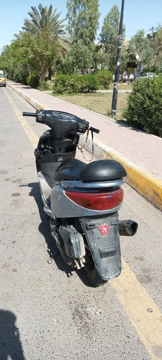 سلام عليكم دراجه بريز كوم حديد بيه خيط تبخير بس الدراجه تشتغل هندر  والدراجه كفراته جديدات وختم بس شايلهن موجودات وشايل الصالصنه الرياضي الرقم ***********او خاص السعر 250
