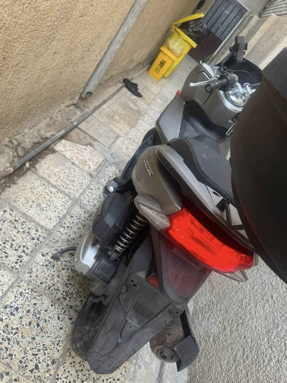 السلام عليكم بيسي اكس مكينه 150 نضيفه ماشيه 24 بيها ضربه بالكفر مثل ماموضح بلصوره وشخط ونقصها جاملغ امامي فقط الباقي مكفول كلشي شغال المكينه نضيفه مكاني بغداد حي الجهاد الدراجه رايده ب١٣ وبيه مجال للشراي ***********
