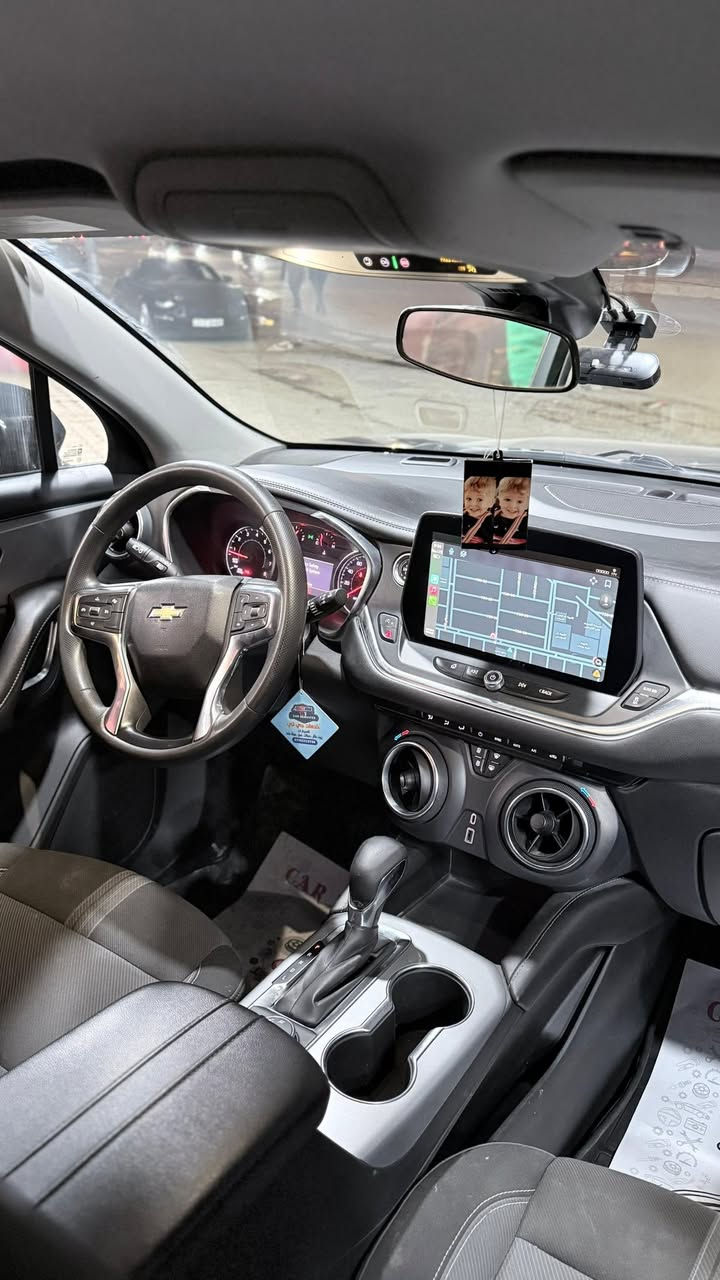 للبيع
بلايزر 2023
مكينه 2000 تيربو
وبيها مواصفات هواي 
السعر 205 
تفاصيل اكثر ***********
